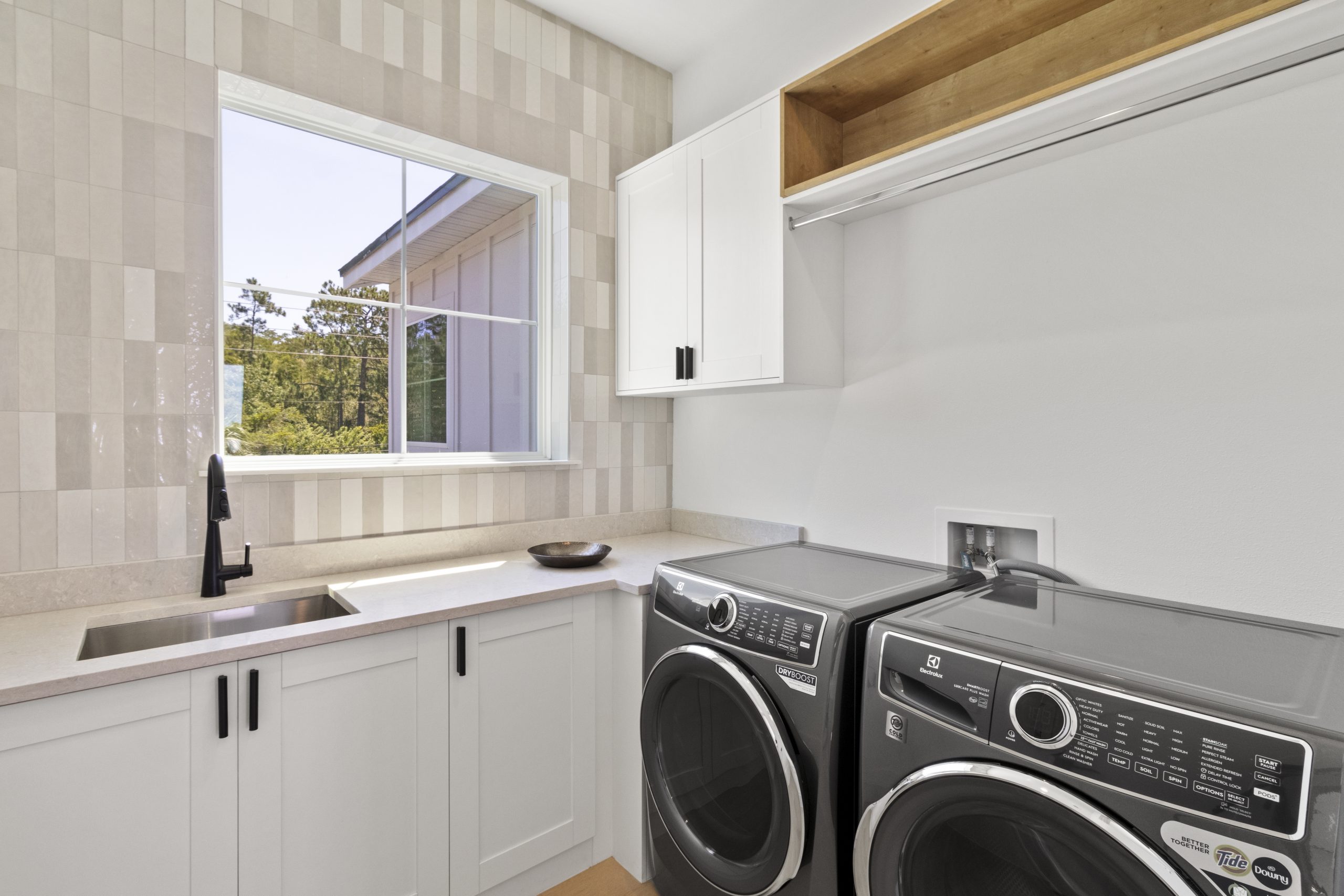 lavanderia com porta shaker branca