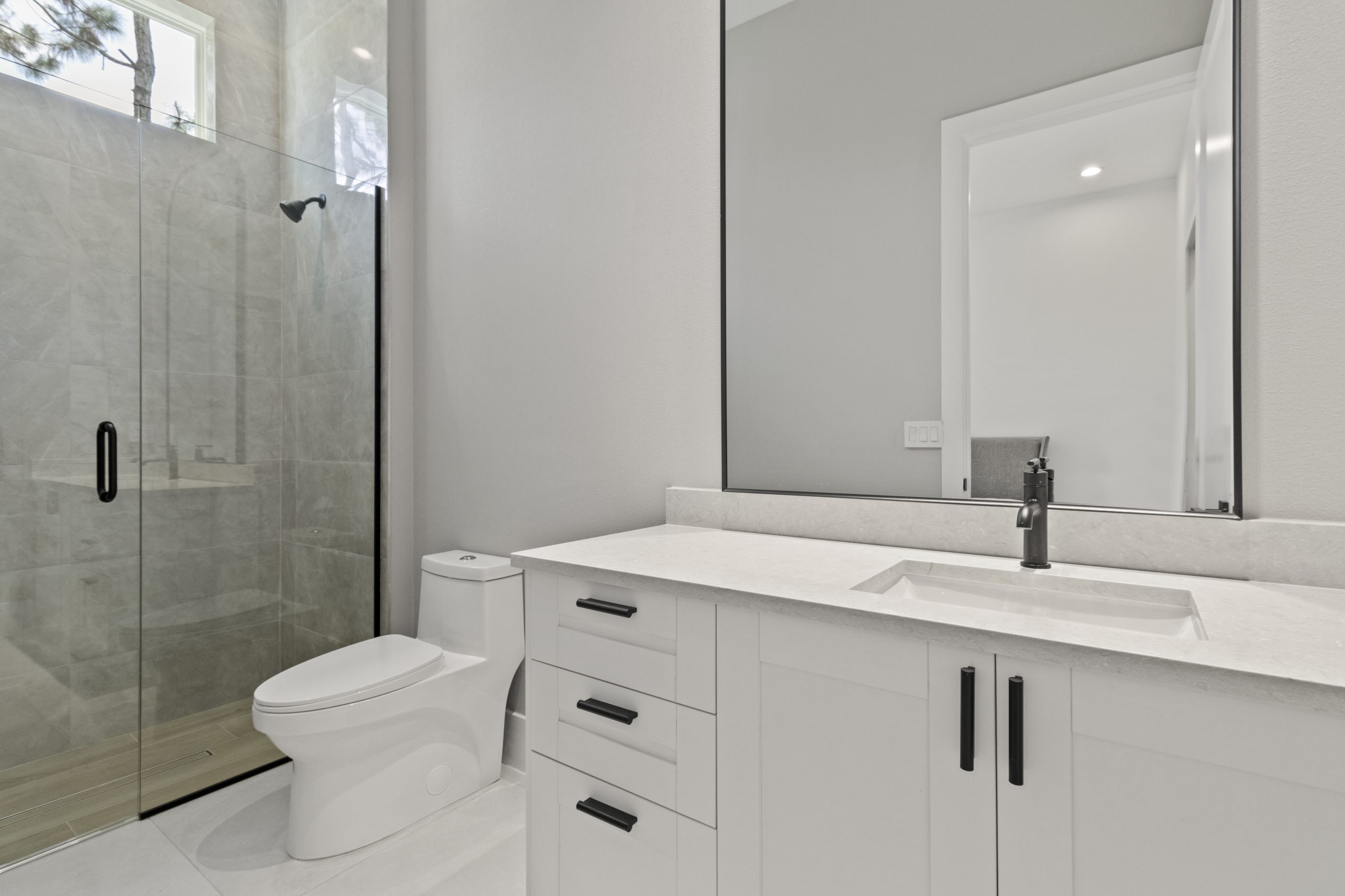 Banheiro com porta shaker branca