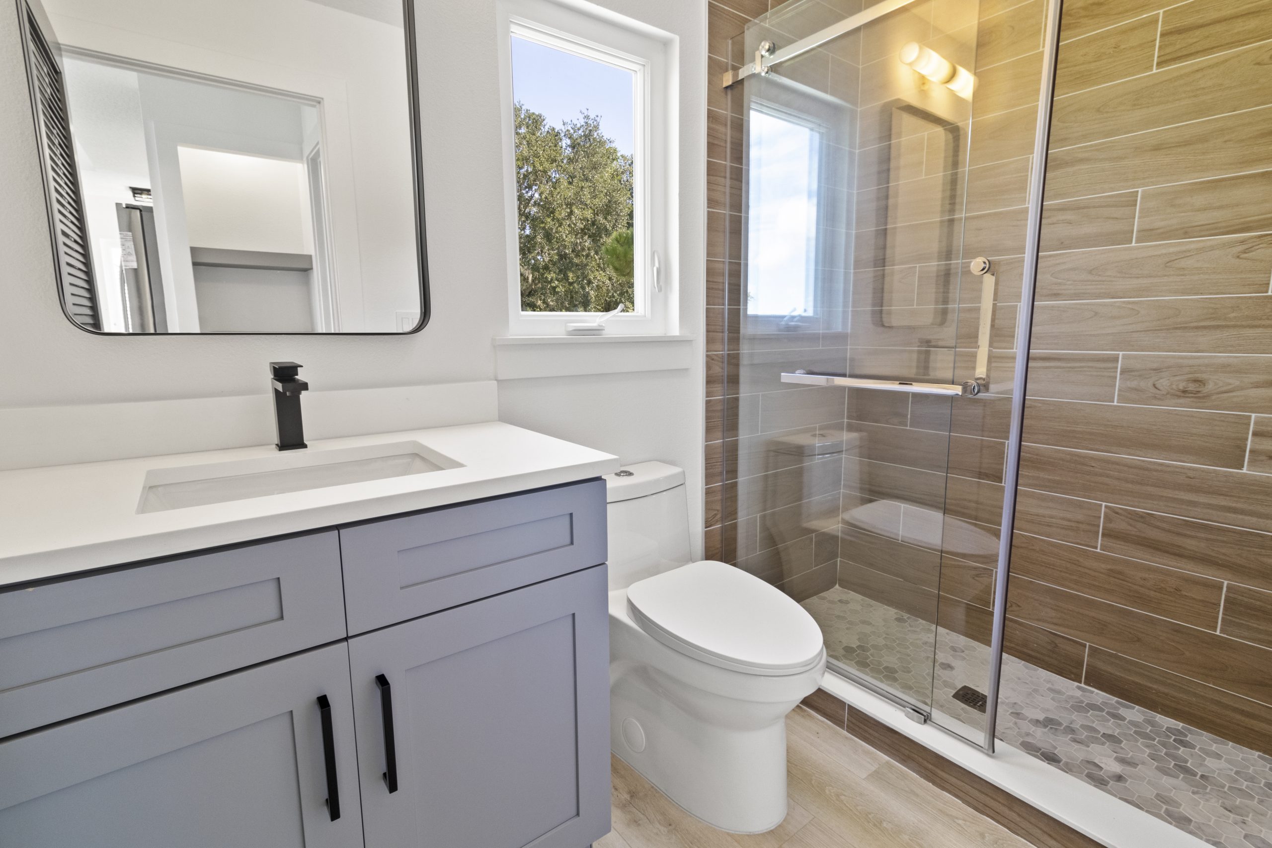 Banheiro com porta shaker cinza