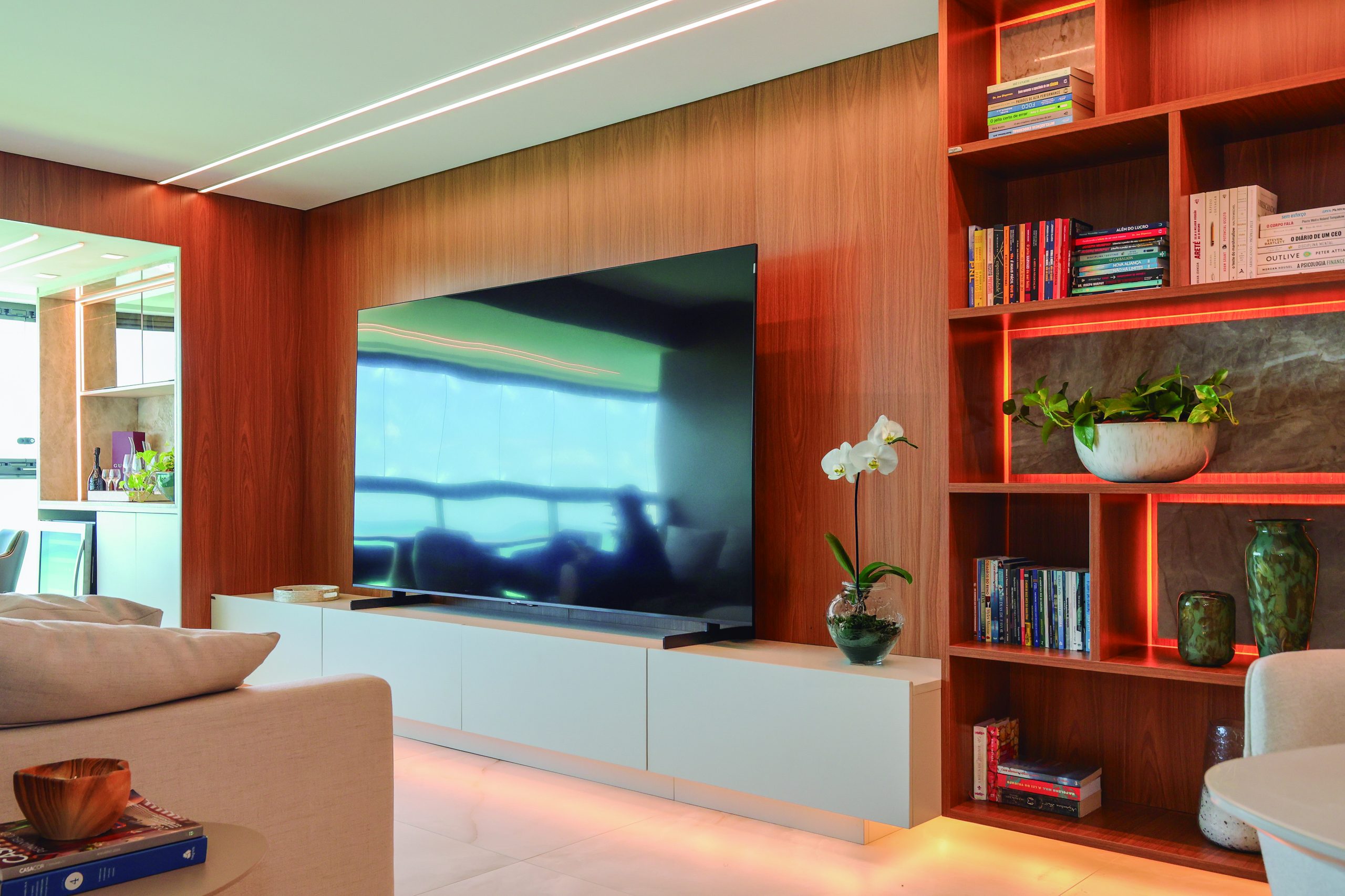 Living estilo brasileiro - padrão Freijó.  estilos de decoração contemporâneo