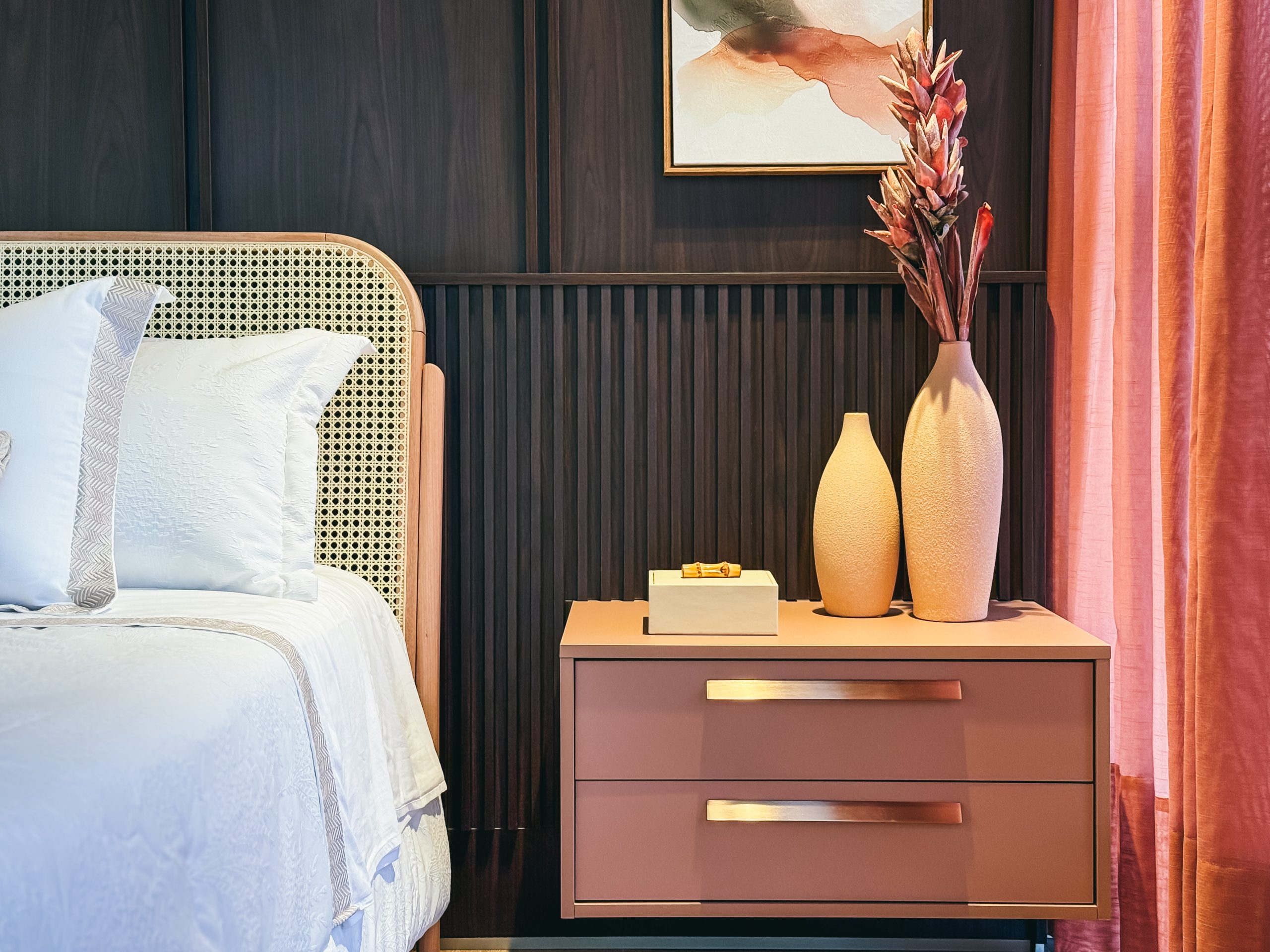 Showroom Zeithaus - Dormitório Elegante e sofisticado com tom de madeira escura e terracota suave. Finger Ambientes Personalizados