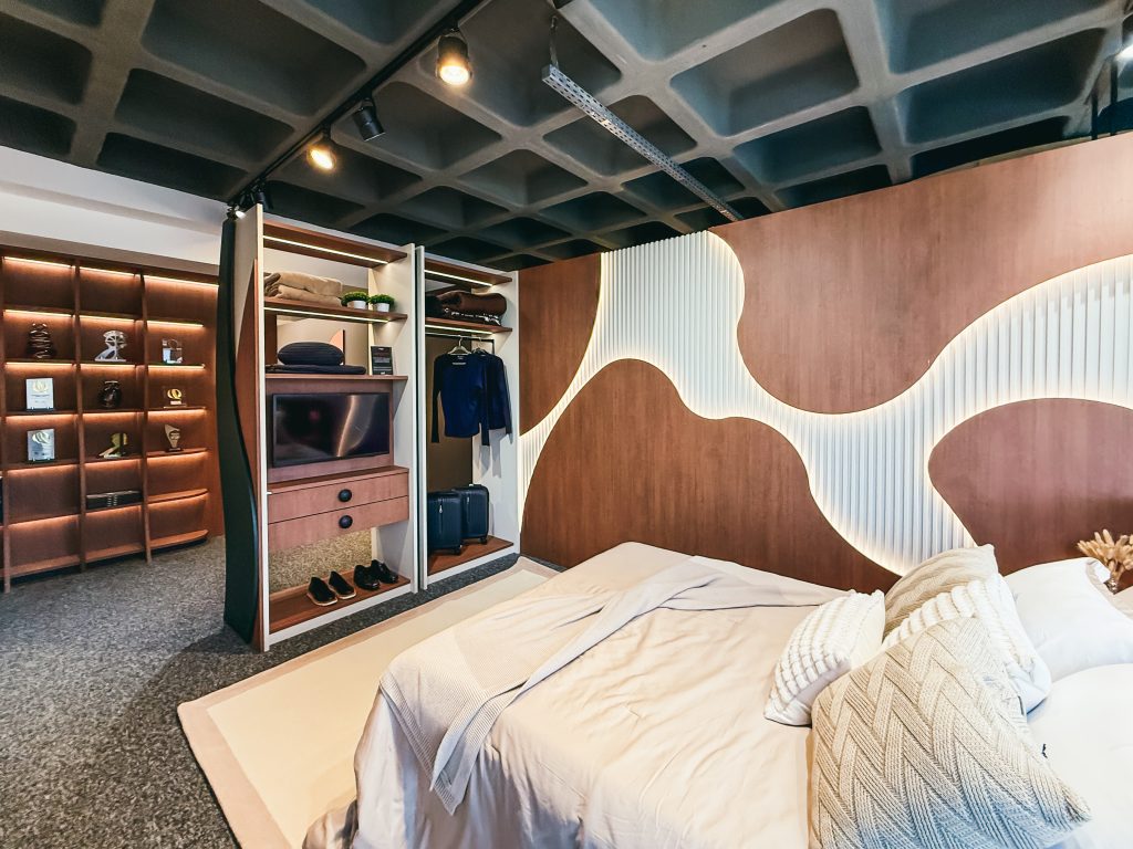 Showroom Zeithaus - Dormitório Corporativo - quarto de hotel - formas orgânicas na cabeceira com iluminação embutida flexível. Finger Ambientes Personalizados