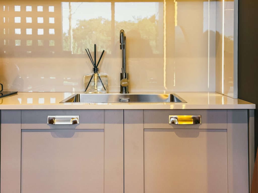 Showroom Zeithaus - Finger Ambientes Personalizados. Cozinha Planejada compacta com bancada pra refeições rápidas. Painel muxarabi, frente SHAKER, padrão Freijo com Kakao e alto brilho.