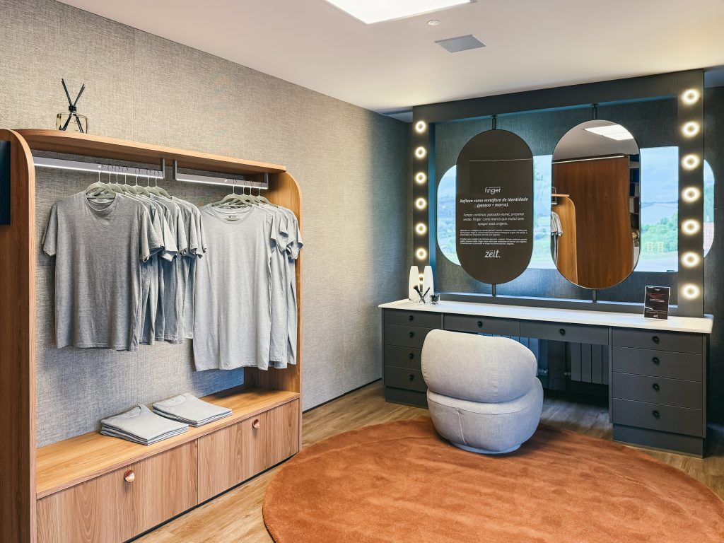 Showroom Zeithaus - Espaço de camarim, penteadeira planejada de alto padrão e closet aberto com iluminação de spot embutida nas laterais. Finger Ambientes Personalizados