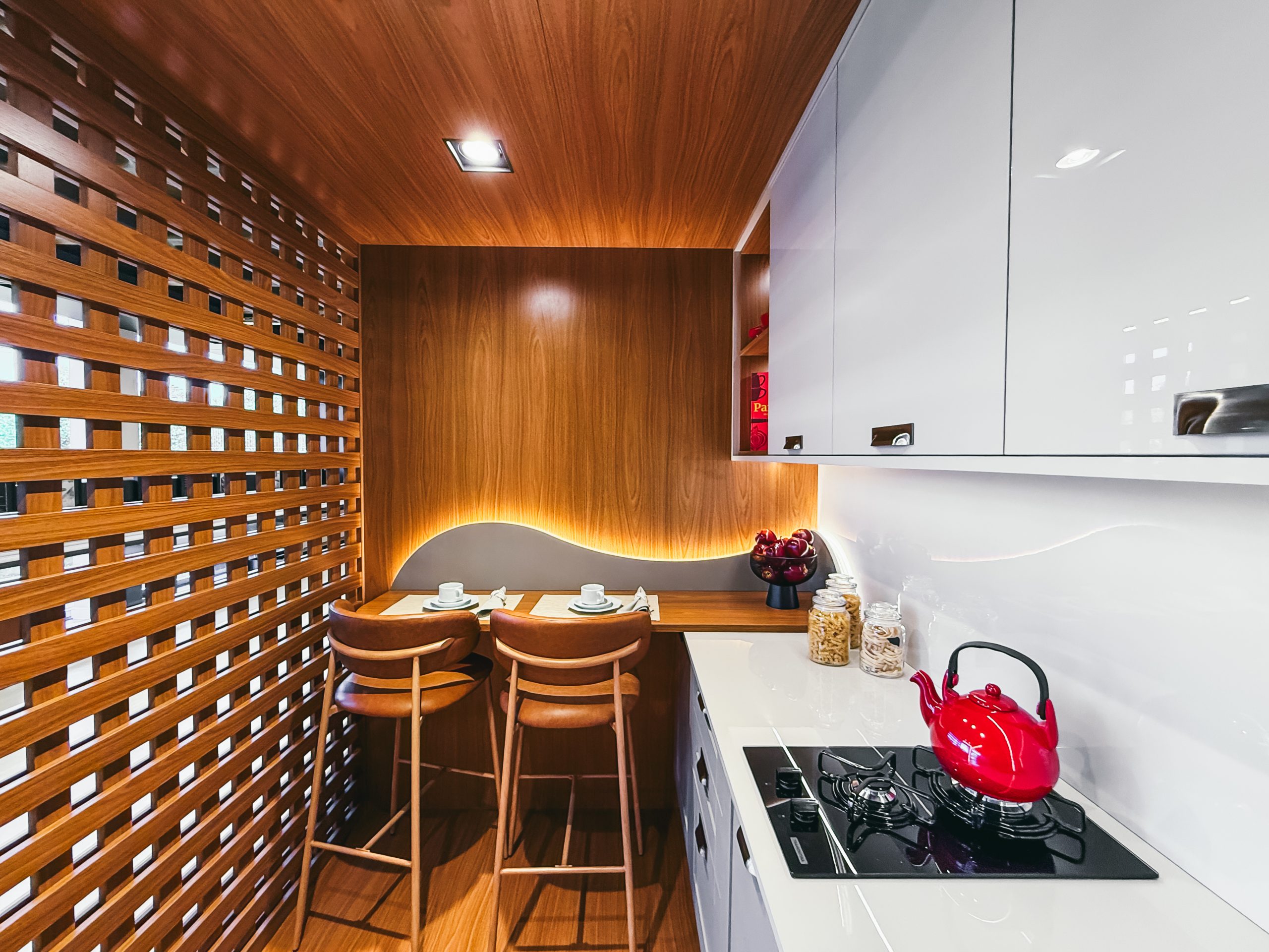 Showroom Zeithaus - Finger Ambientes Personalizados. Cozinha Planejada compacta com bancada pra refeições rápidas. Painel muxarabi, frente SHAKER, padrão Freijo com Kakao e alto brilho.