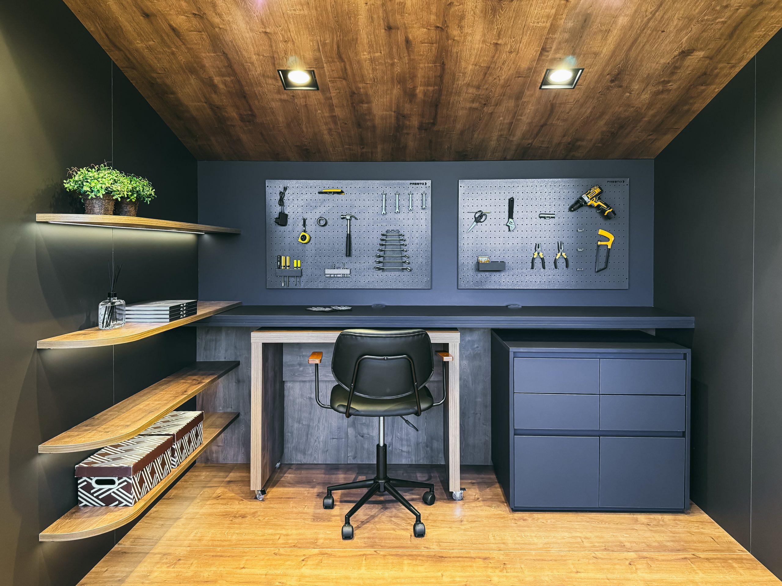 Showroom Zeithaus - Finger Ambientes Personalizados. Hobby Space Garagem - ambiente em madeira escura com SAMOA. Handless MDF (puxador embutido) + iluminação nas prateleiras.