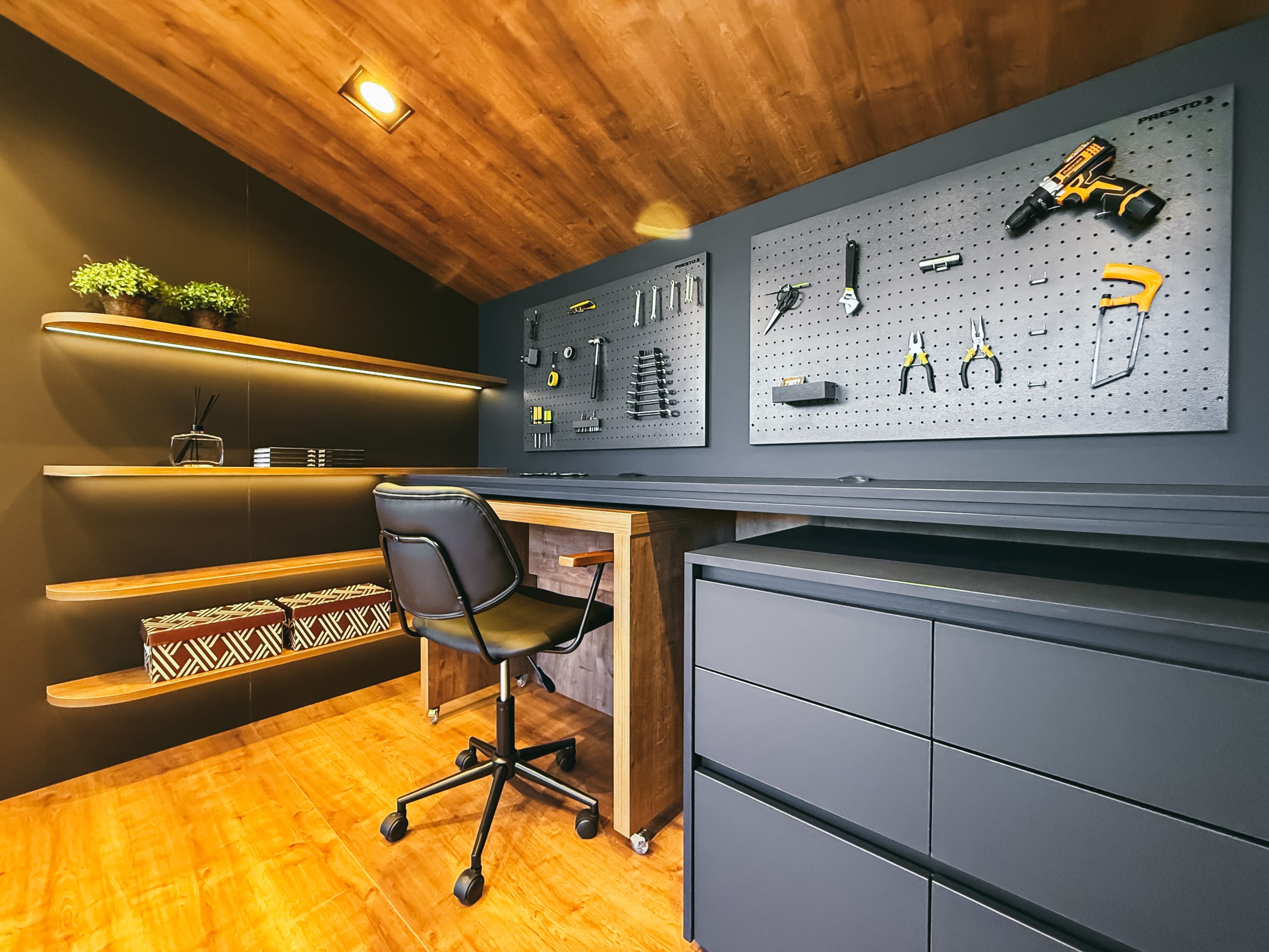 Showroom Zeithaus - Finger Ambientes Personalizados. Hobby Space Garagem - ambiente em madeira escura com SAMOA. Handless MDF (puxador embutido) + iluminação nas prateleiras.