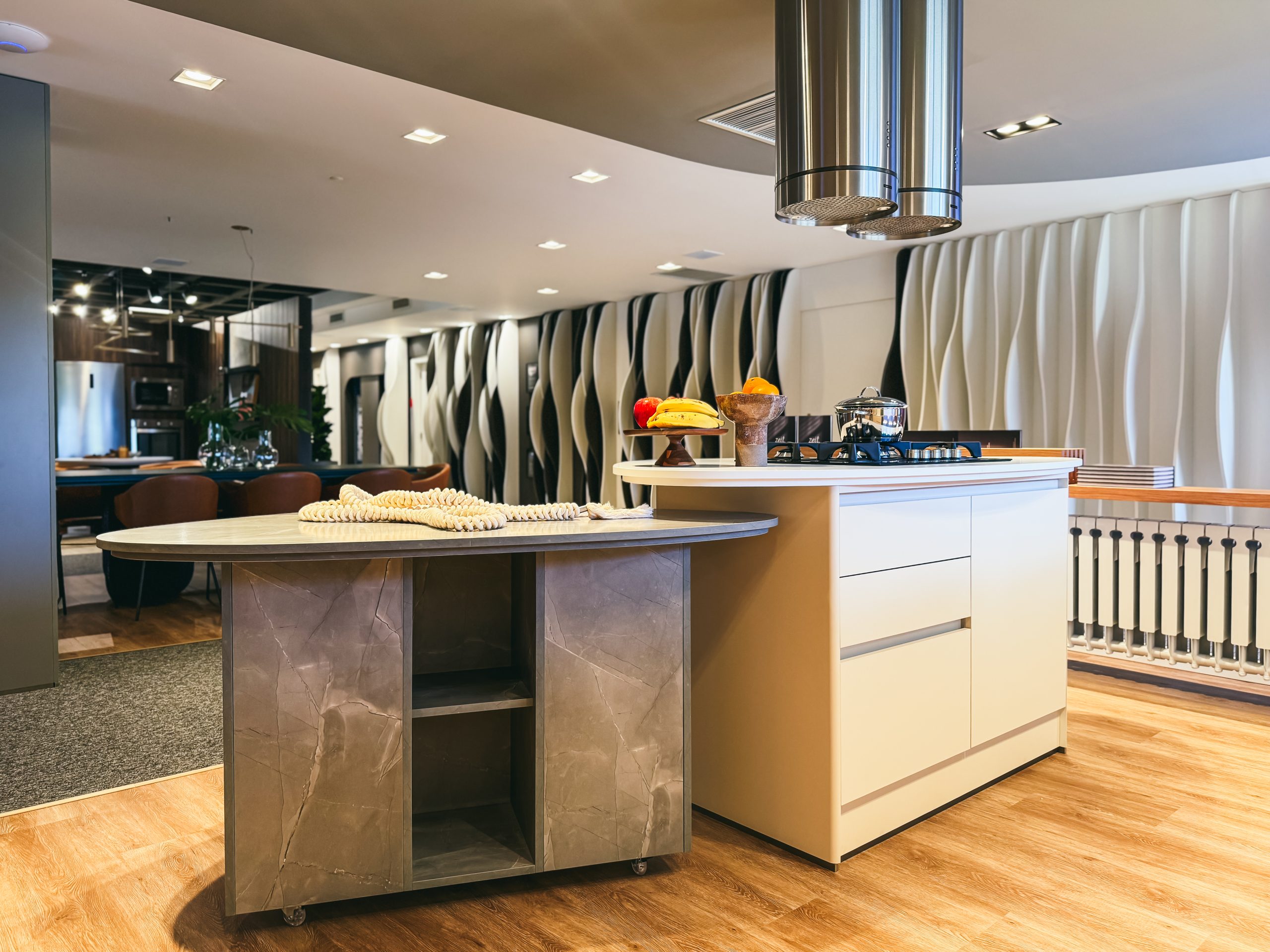 Showroom Zeithaus - Finger Ambientes Personalizados. Cozinha Planejada com Ilha, sistema Furn Spin Giratório. Formas orgânicas, prateleira com iluminação embutida, Handless MDF, Cristaleira, Porta Frame. Padrão Edles e Ivory. Espaço gourmet