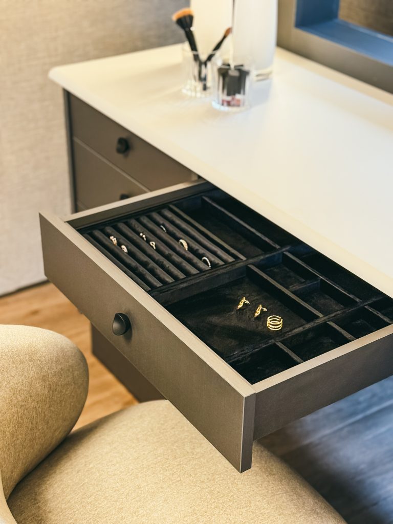 Showroom Zeithaus - Espaço de camarim, penteadeira planejada de alto padrão e closet aberto com iluminação de spot embutida nas laterais. Acessório porta jóias. Finger Ambientes Personalizados