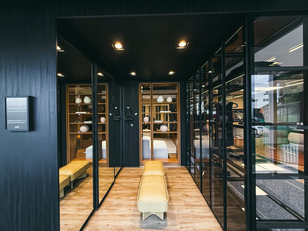 Showroom Zeithaus - closet - cabina Di Vetro com roupeiro preto de porta de correr. Finger Ambientes Personalizados - closet aberto ou fechado