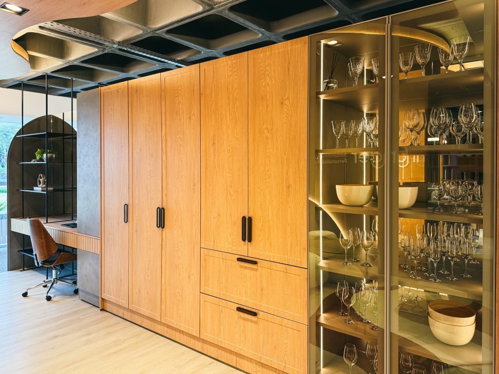 Showroom Zeithaus - Ambiente Studio 50m² - cozinha integrada com living - Madeira com tom neutro KAKAO. Móvel dispensa e cristaleira com iluminação embutida. Finger Ambientes Personalizados