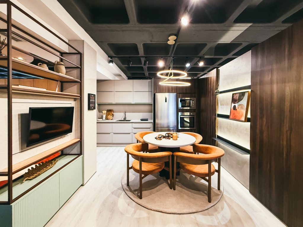 Casa Moderna - Showroom Zeithaus - Ambiente Studio 50m² - cozinha integrada com living - Madeira com tom neutro KAKAO. Finger Ambientes Personalizados