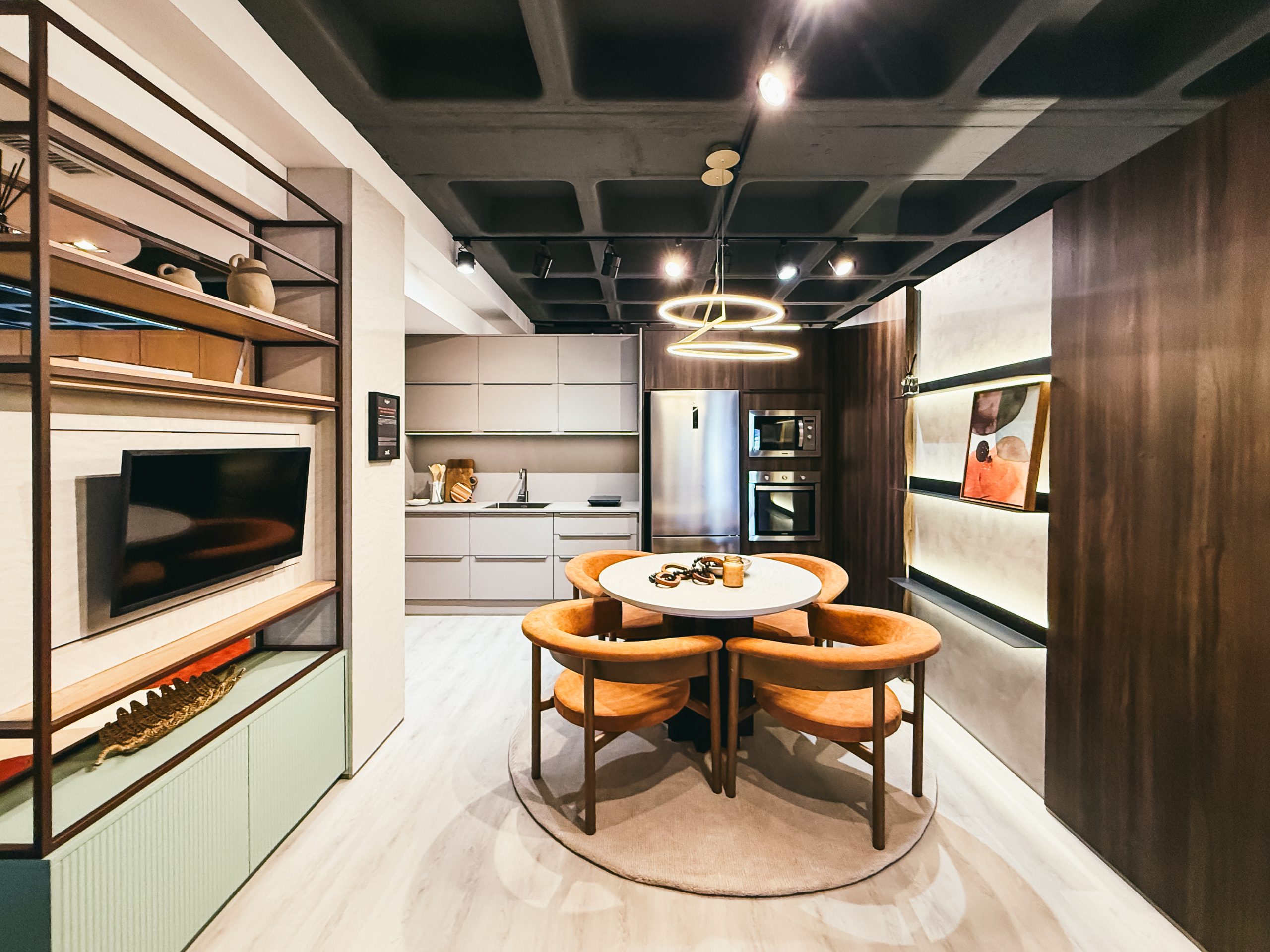 Showroom Zeithaus - Ambiente Studio 50m² - cozinha integrada com living - Madeira com tom neutro KAKAO. Finger Ambientes Personalizados