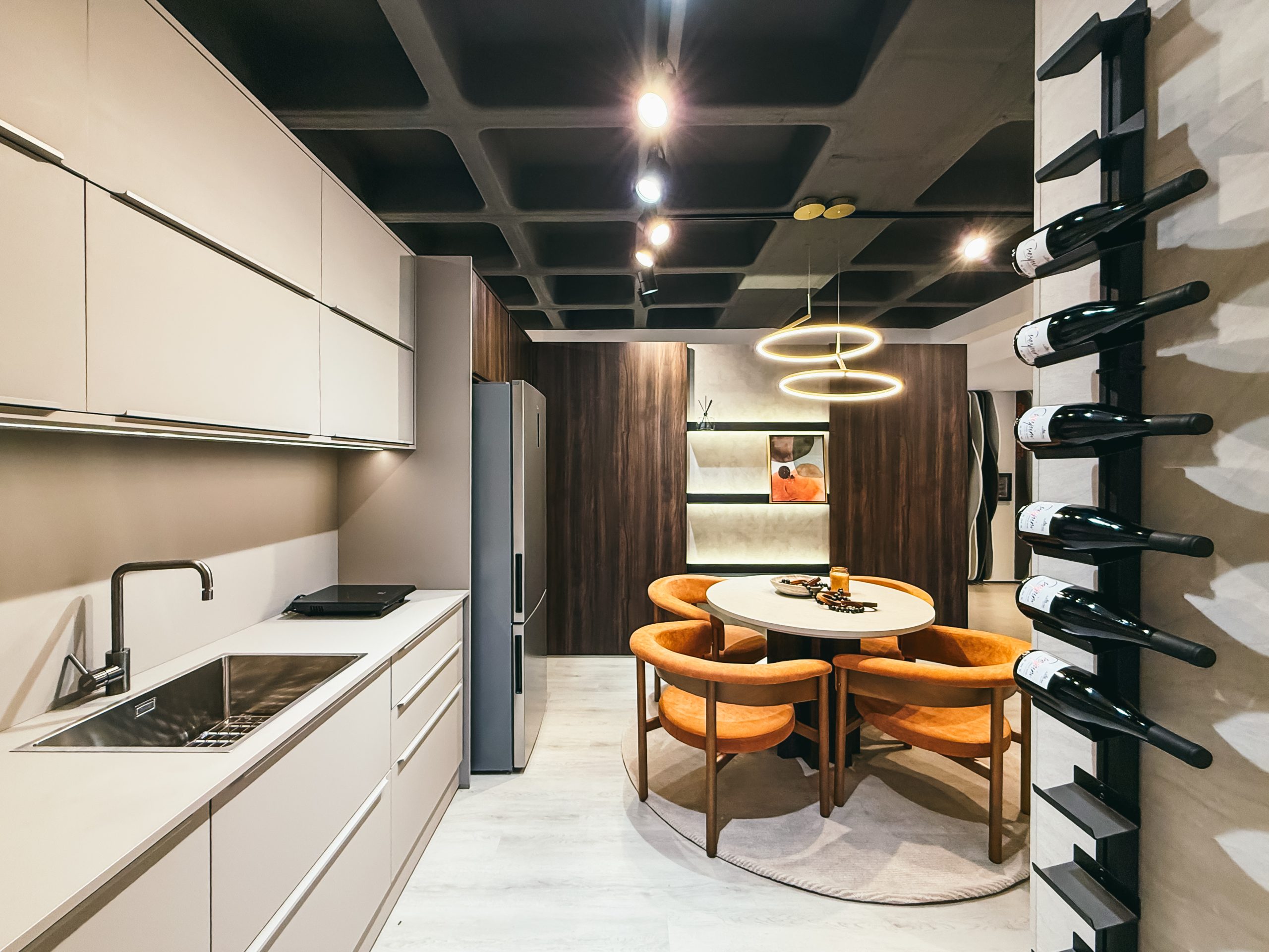 Showroom Zeithaus - Ambiente Studio 50m² - cozinha integrada com living - Madeira com tom neutro KAKAO. Finger Ambientes Personalizados