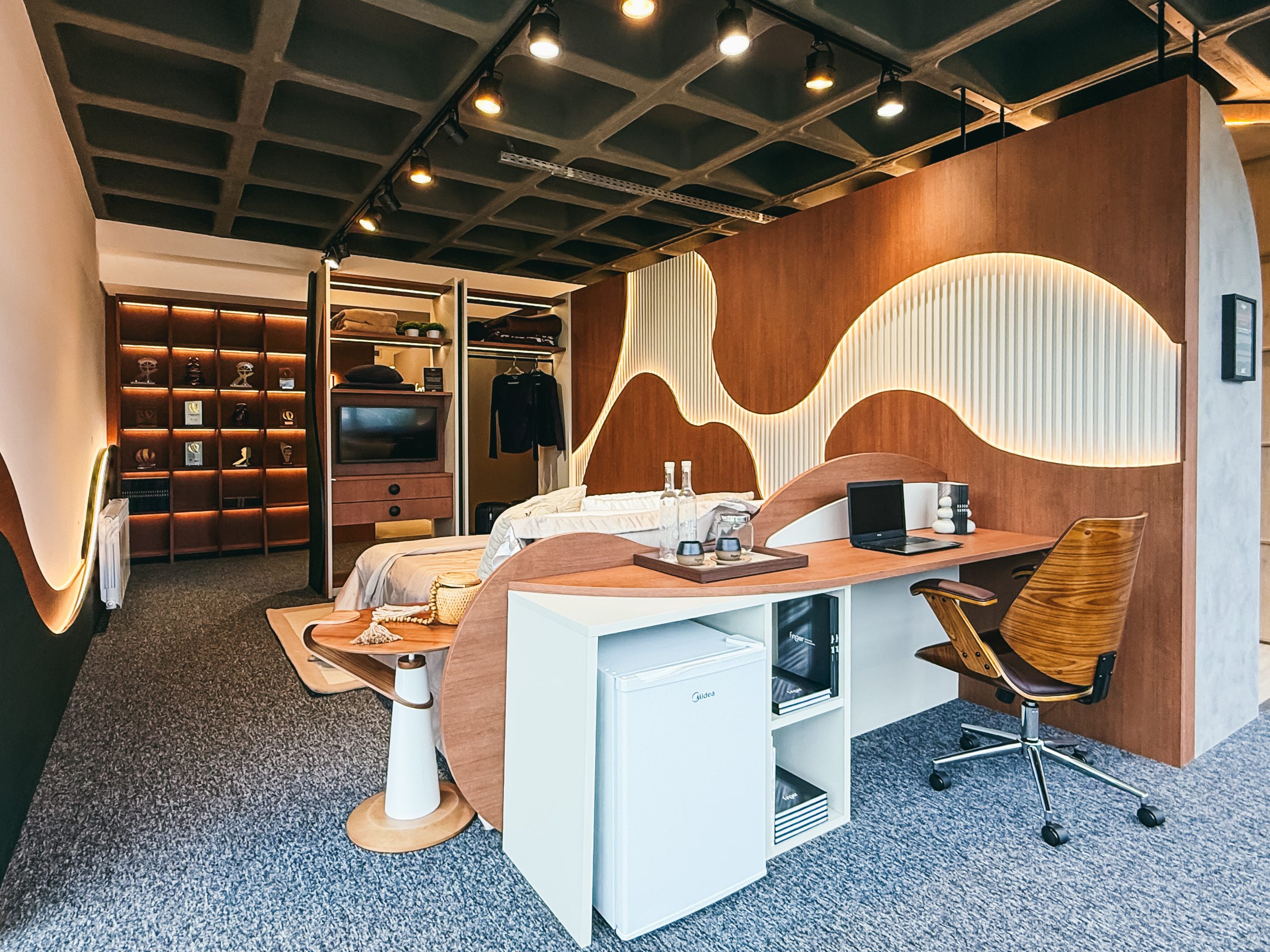 Showroom Zeithaus - Dormitório Corporativo - quarto de hotel - formas orgânicas na cabeceira com iluminação flexível embutida. Finger Ambientes Personalizados