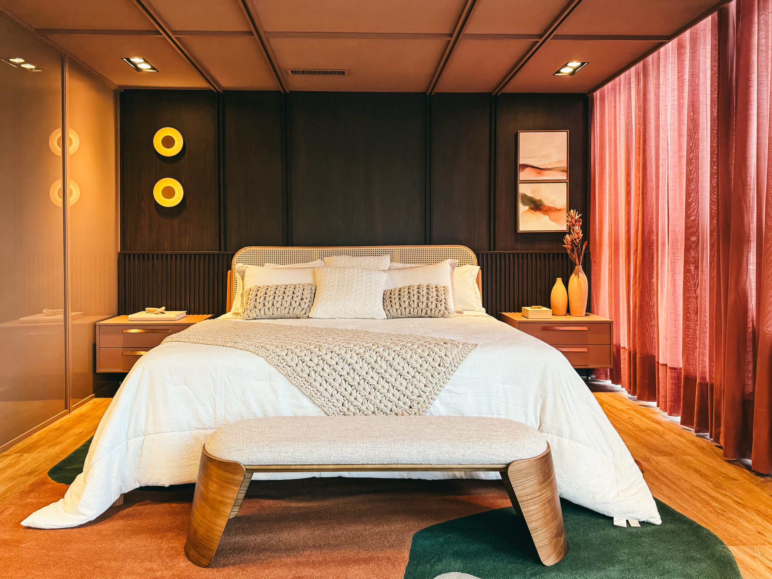 Showroom Zeithaus - Dormitório Elegante e sofisticado com tom de madeira escura e terracota suave. Finger Ambientes Personalizados