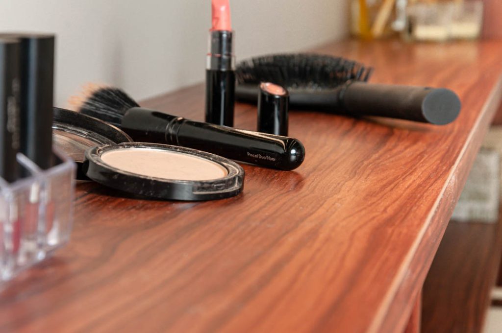 Penteadeira personalizada com camarim e espelho iluminado