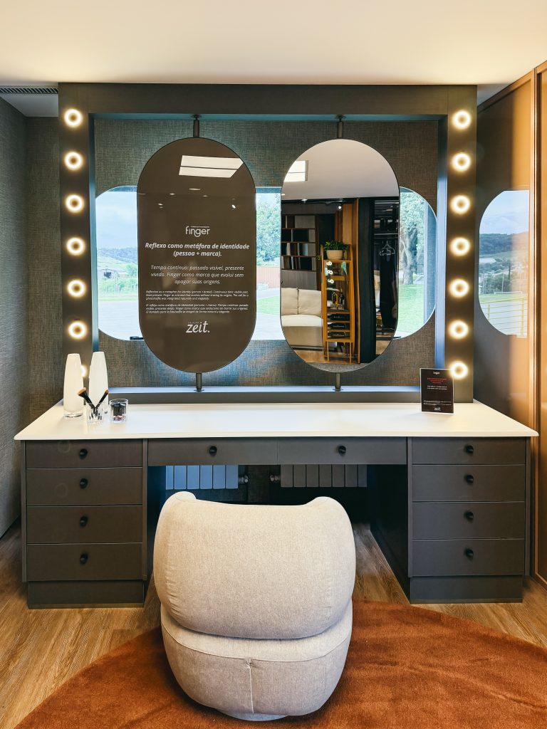 Showroom Zeithaus - Espaço de camarim, penteadeira planejada de alto padrão e closet aberto com iluminação de spot embutida nas laterais. Finger Ambientes Personalizados