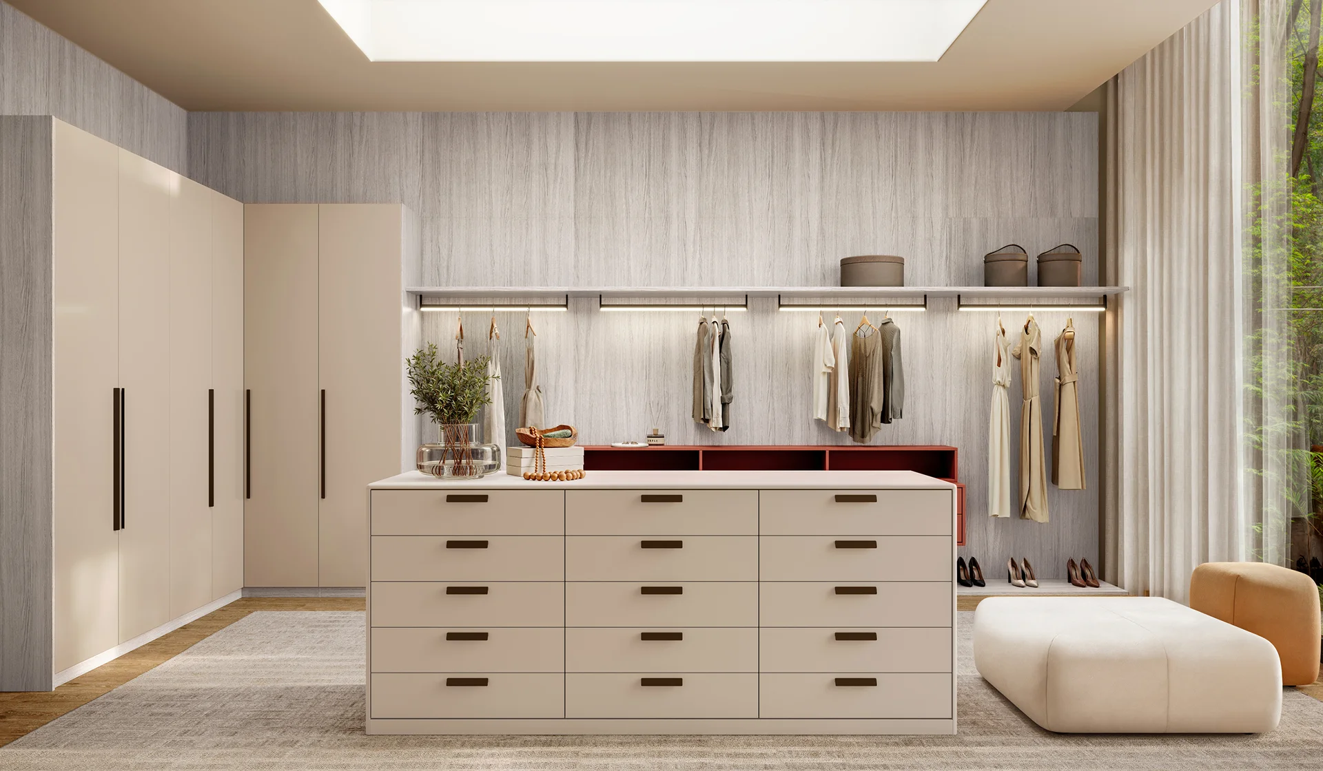Closet planejado amplo com ilha de gavetas central, araras iluminadas e acabamento em tons de bege e madeira clara