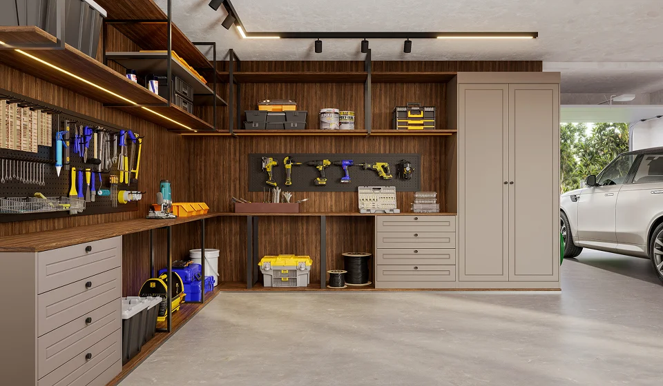 Oficina em casa personalizada com painel de ferramentas, bancada de trabalho amadeirada e armários planejados para organização de garagem