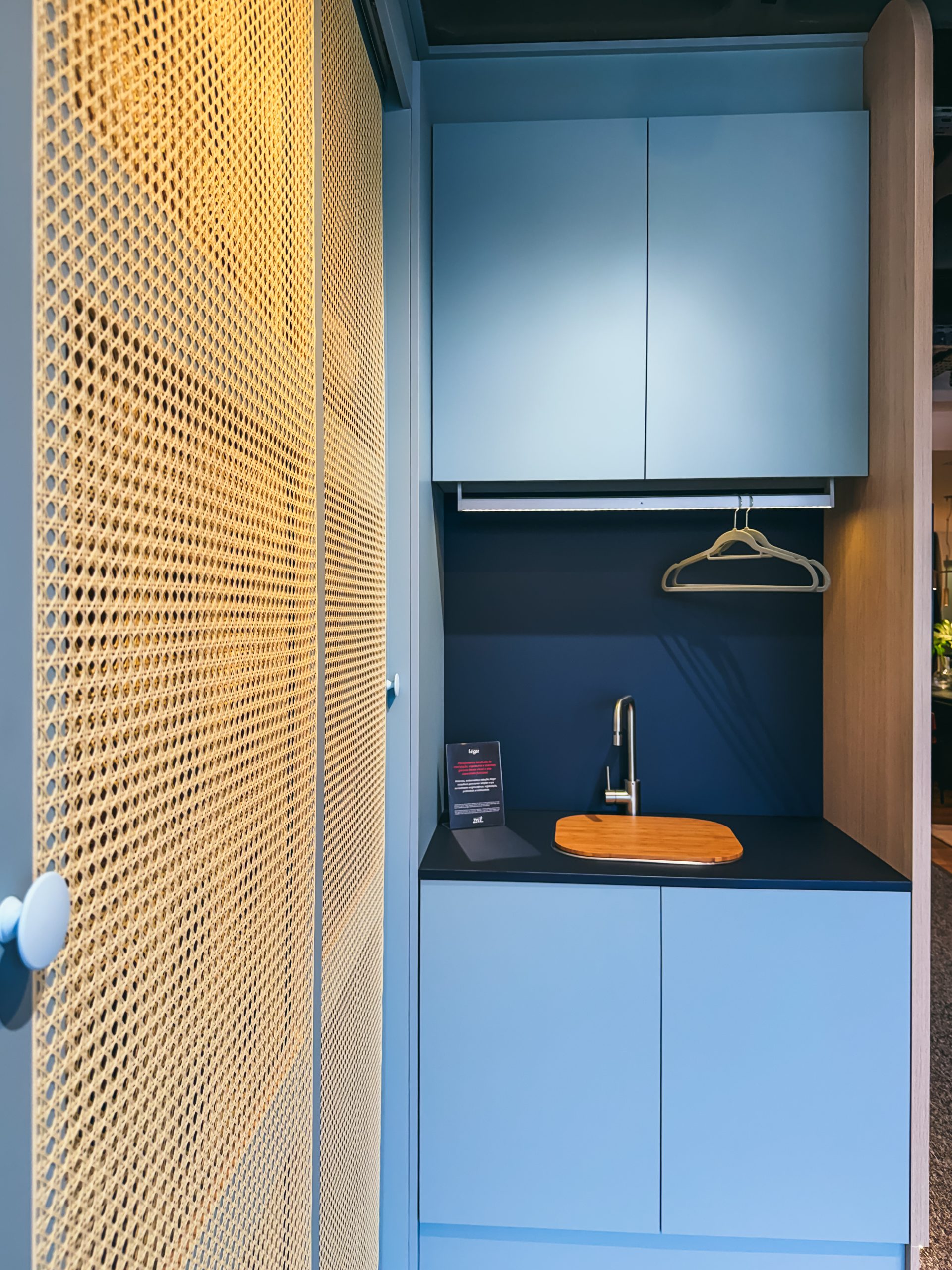 Utility Room - Lavanderia - em tom de azul claro com porta palha, máquina de lava e seca embutida nas portas de correr. 