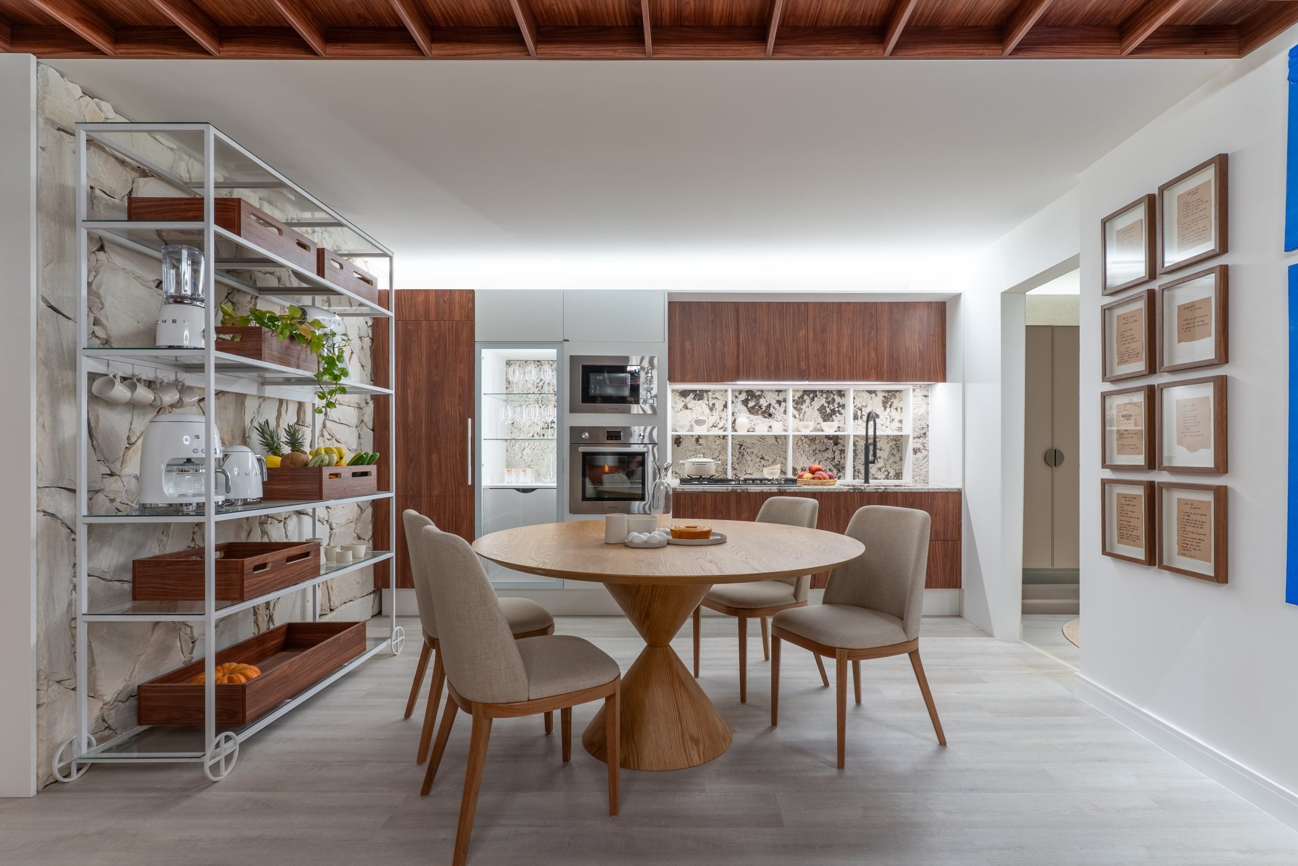 🌊🌱 Studio Terra e Mar | DECORARE SC 2025 @decoraresantacatarina Inspirado nos contrastes que formam o nosso mundo, o Studio Terra e Mar traduz a união entre o primitivo e o contemporâneo. Um espaço com alma: compacto, acolhedor e repleto de soluções inteligentes, onde cada escolha — do quartzito ao mobiliário planejado Finger — revela equilíbrio, beleza e propósito. É assim que criamos ambientes para viver bem: com leveza de brisa e força de raiz.