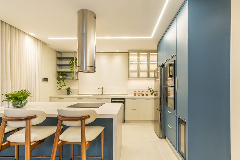 Cozinha Azul e bege com Ilha com cristaleira e sala de jantar