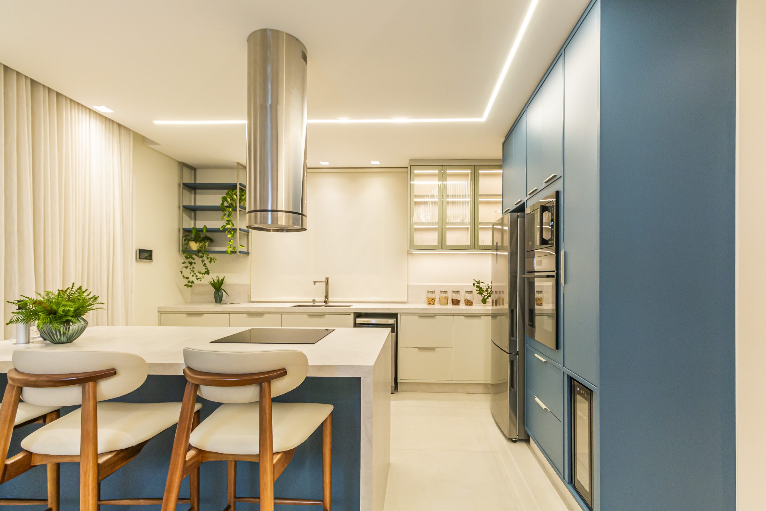 Cozinha Azul e bege com Ilha com cristaleira e sala de jantar