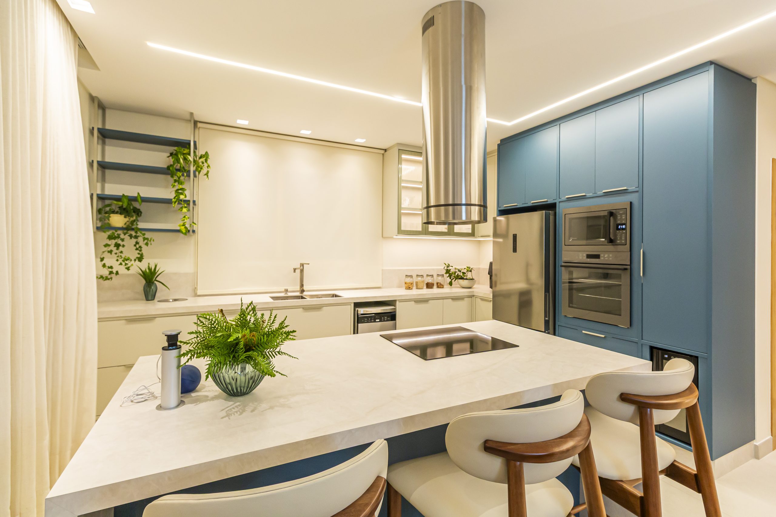 Cozinha Azul e bege com Ilha com cristaleira e sala de jantar