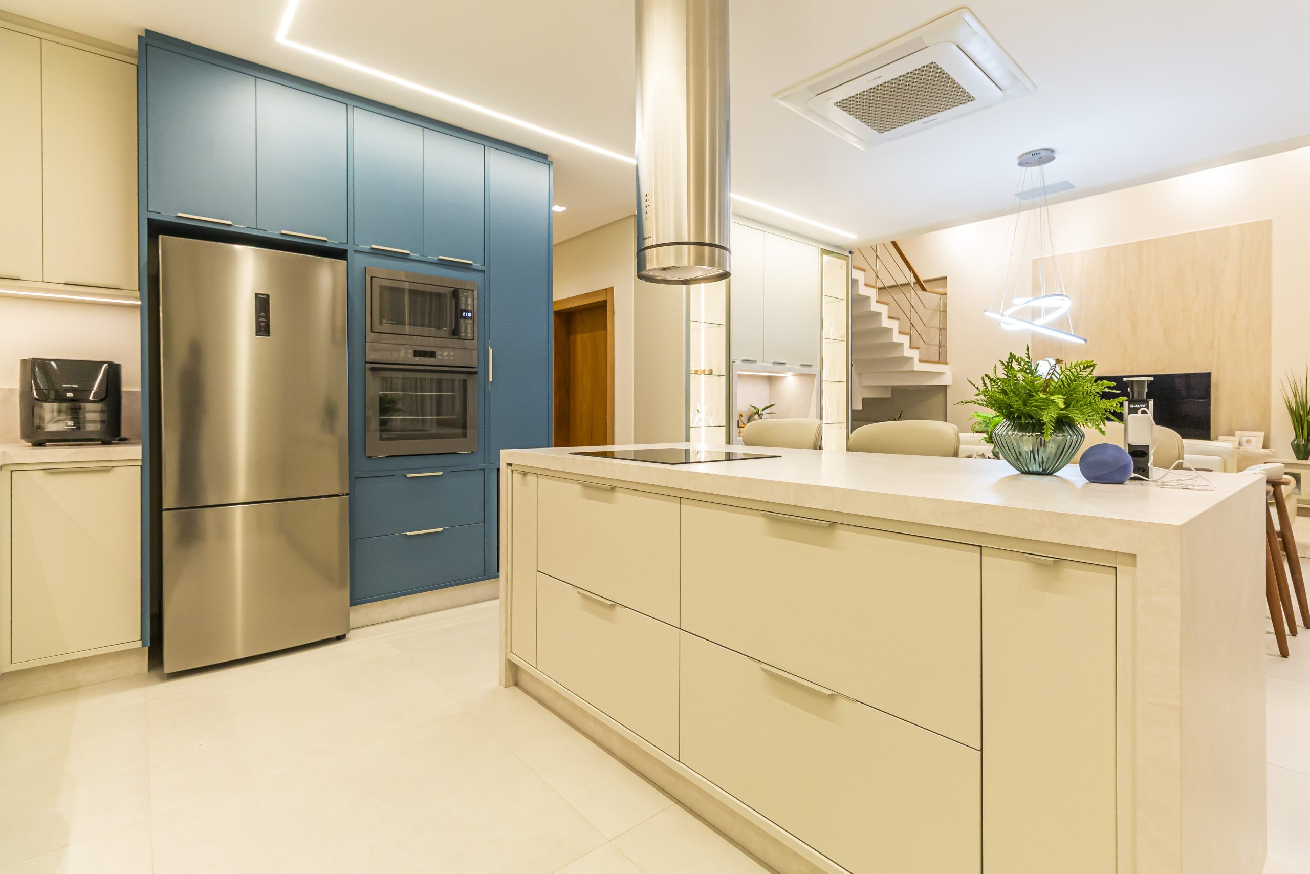 Cozinha Azul e bege com Ilha com cristaleira e sala de jantar