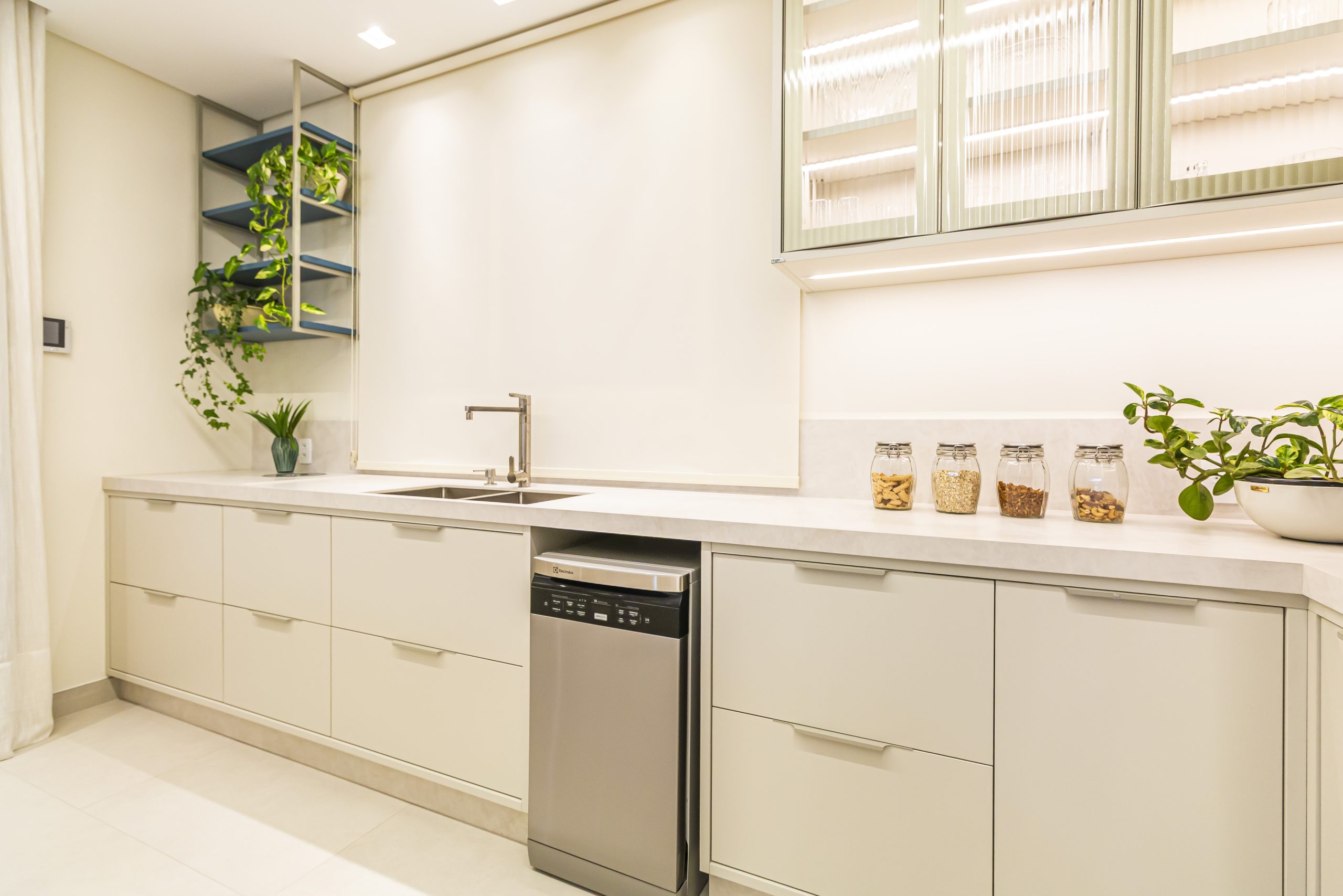 Cozinha Azul e bege com Ilha com cristaleira e sala de jantar