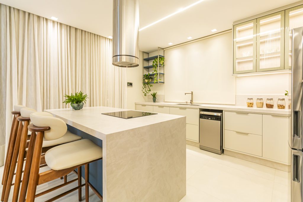Cozinha Azul e bege com Ilha com cristaleira e sala de jantar