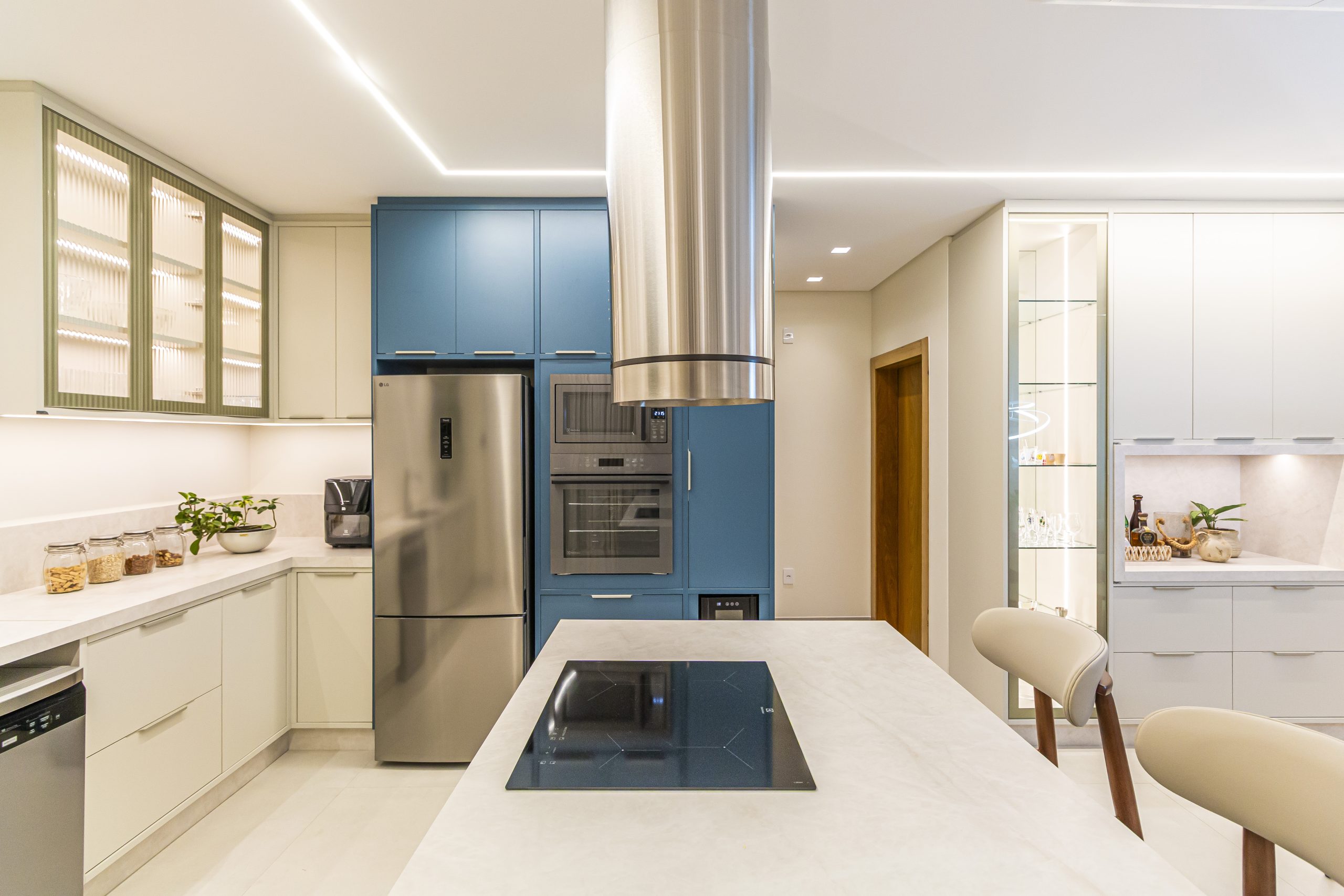 Cozinha Azul e bege com Ilha com cristaleira e sala de jantar