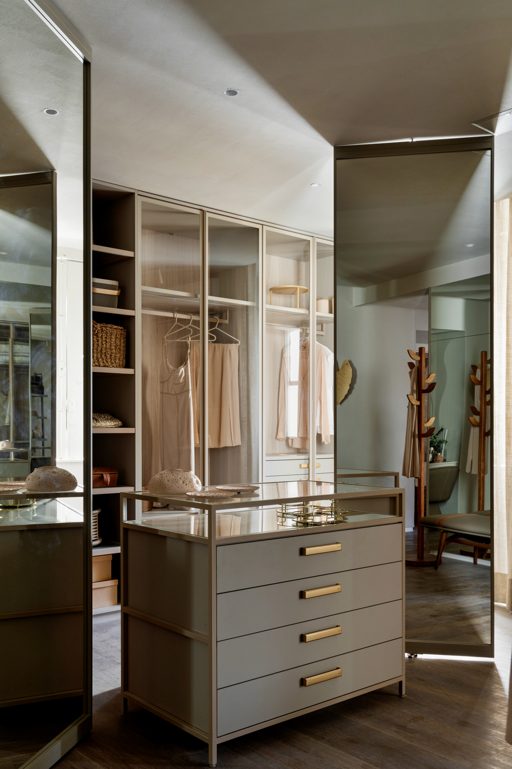 CasaCor Bahia 2025 - Suite Bruma - dormitório casal com closet e penteadeira suspensa. 