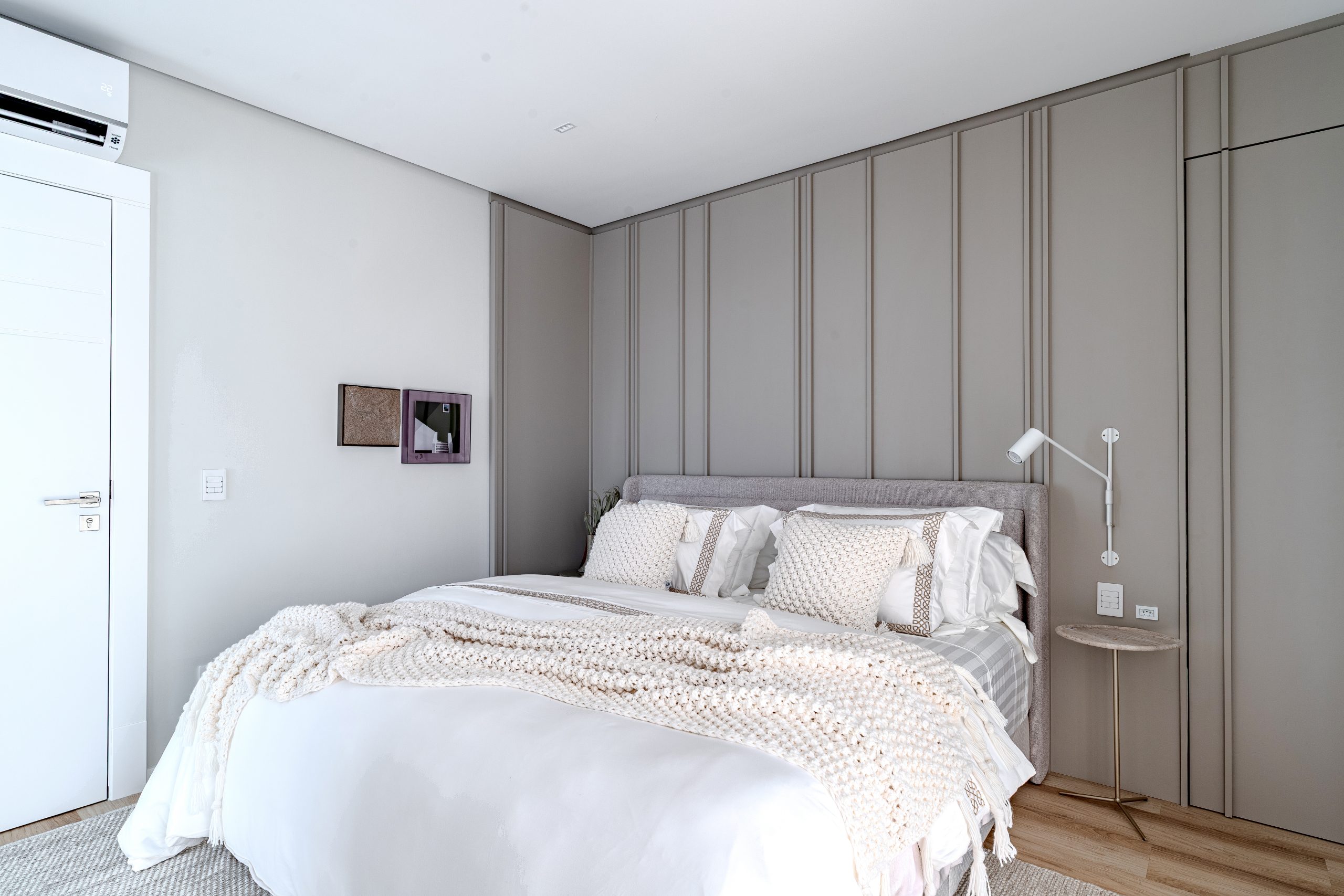 Dormitório Casal em tom de cinza com penteadeira escrivaninha no azul 