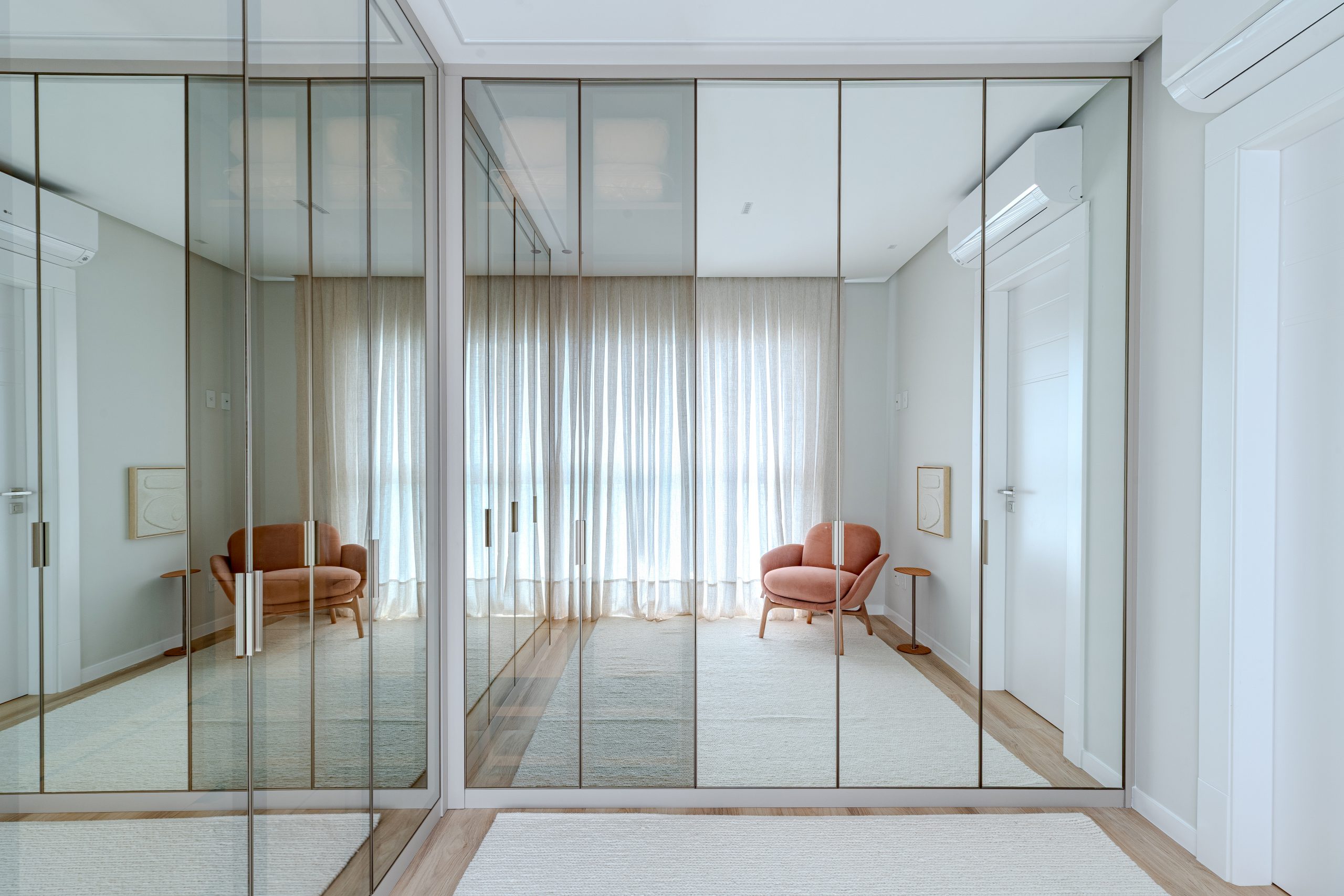 Closet espelhado fechado com porta de vidro