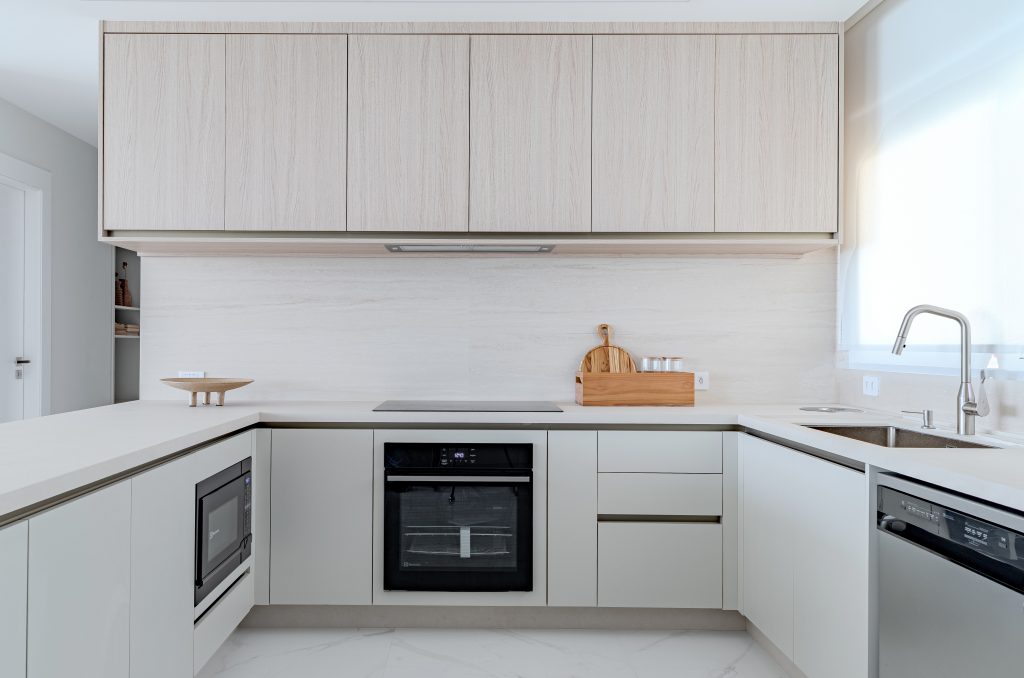 Cozinha em tons claros - apartamento beira mar - atmosfera suave. Cozinha planejada de canto