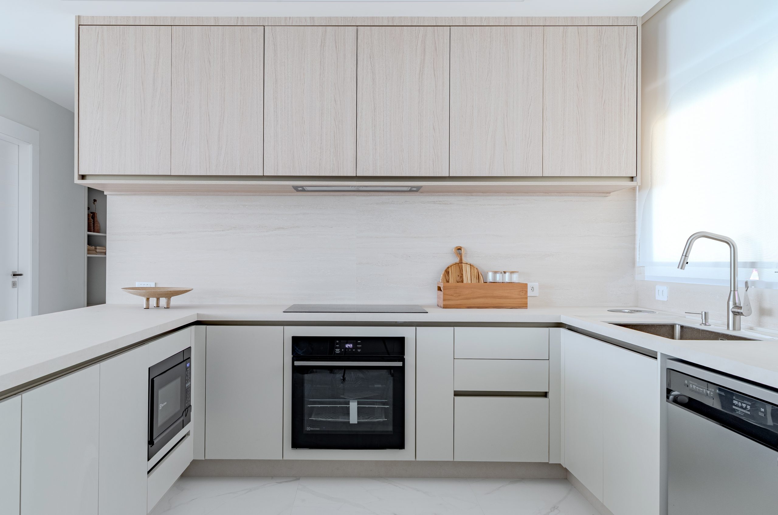 Cozinha em tons claros - apartamento beira mar - atmosfera suave