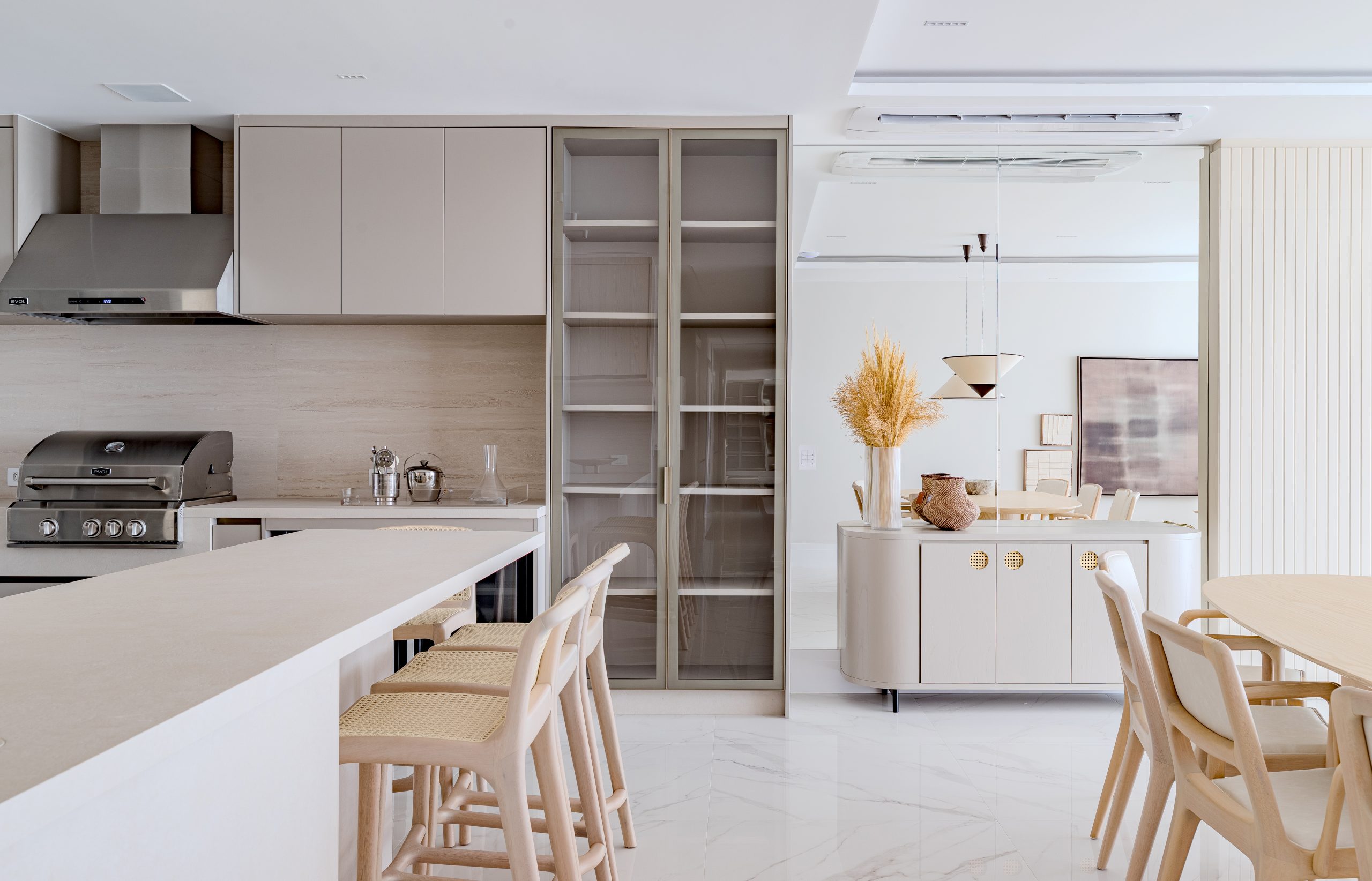 Cozinha em tons claros - apartamento beira mar - atmosfera suave