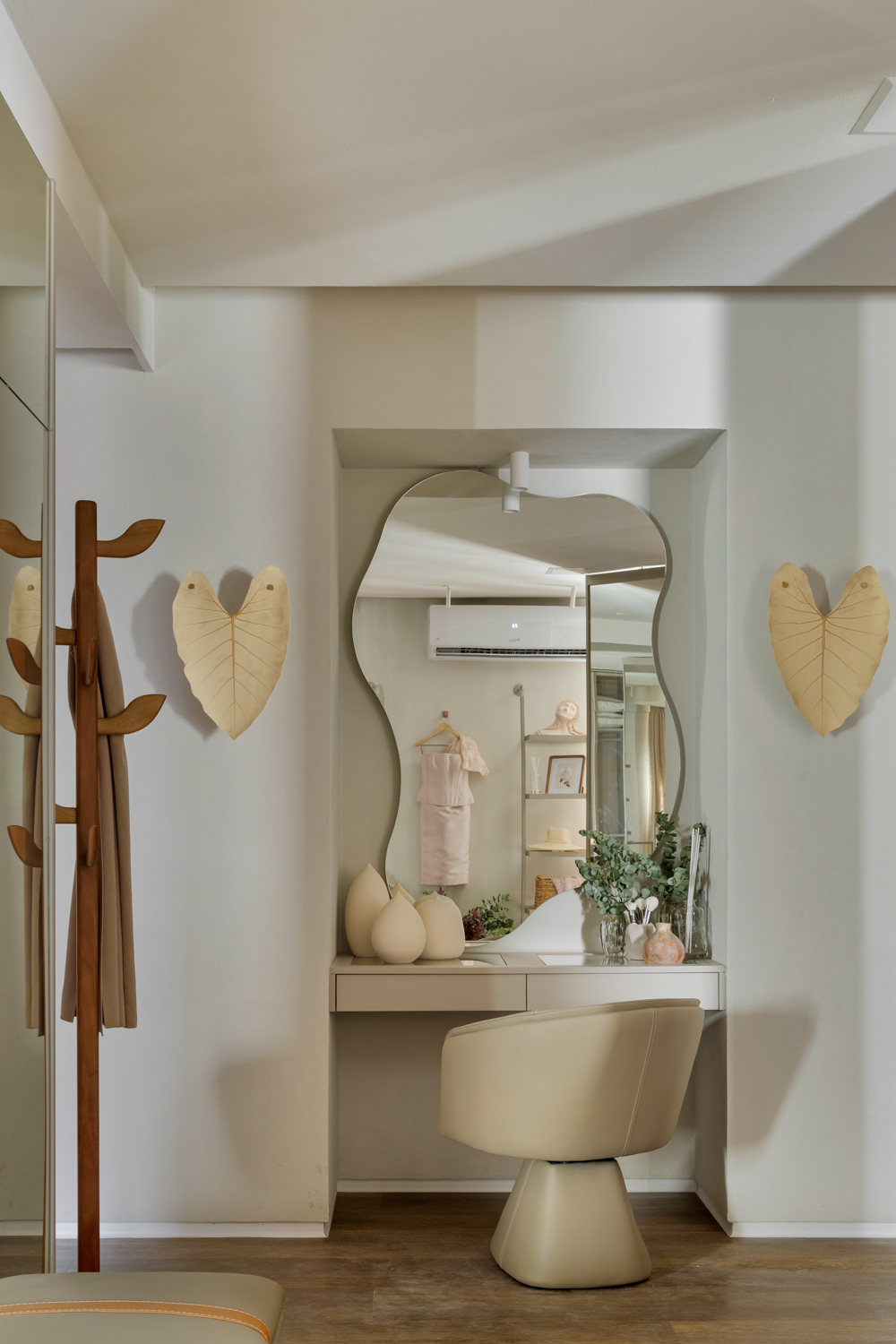 CasaCor Bahia 2025 - Suite Bruma - dormitório casal com closet e penteadeira suspensa. 