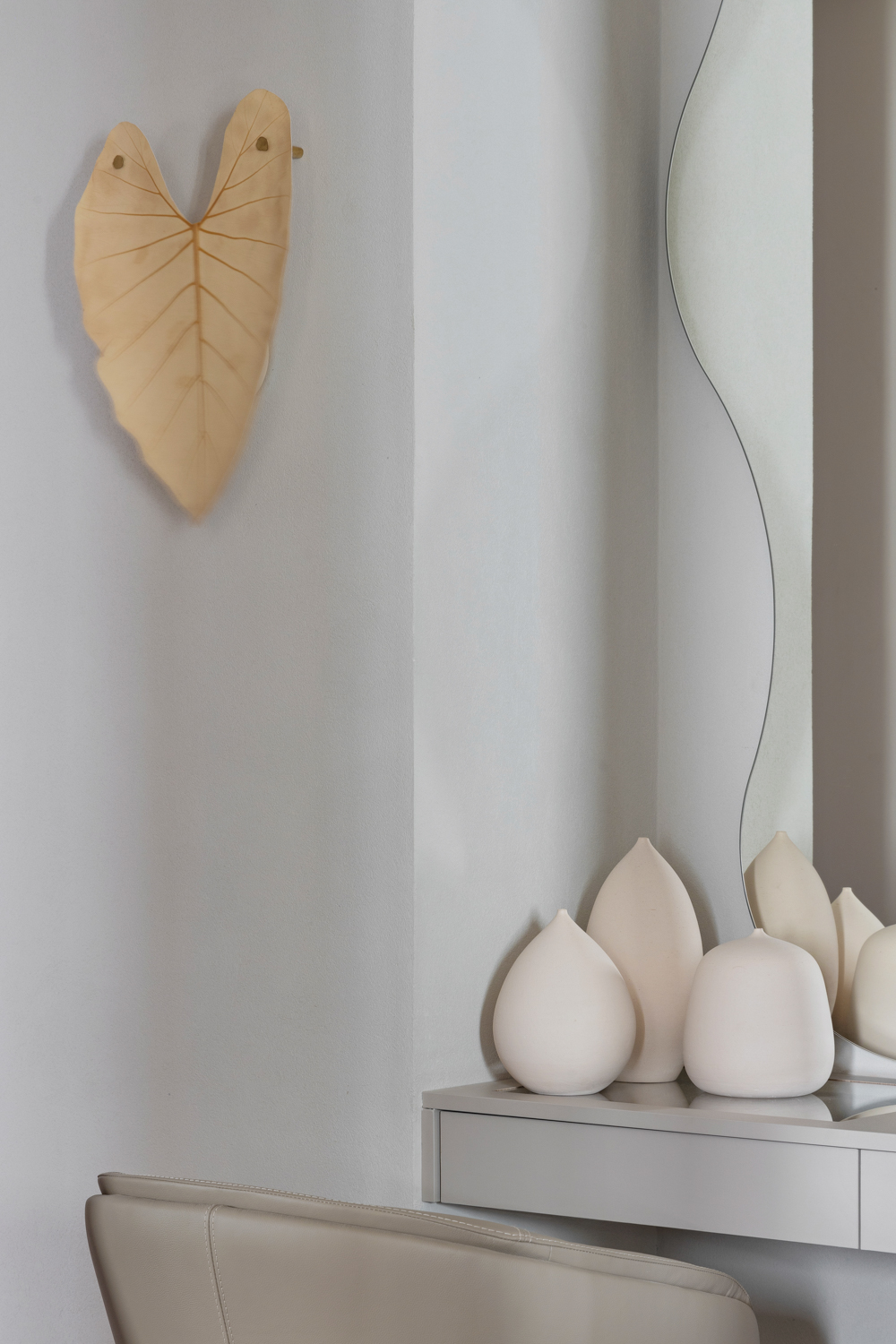 CasaCor Bahia 2025 - Suite Bruma - dormitório casal com closet e penteadeira suspensa. 