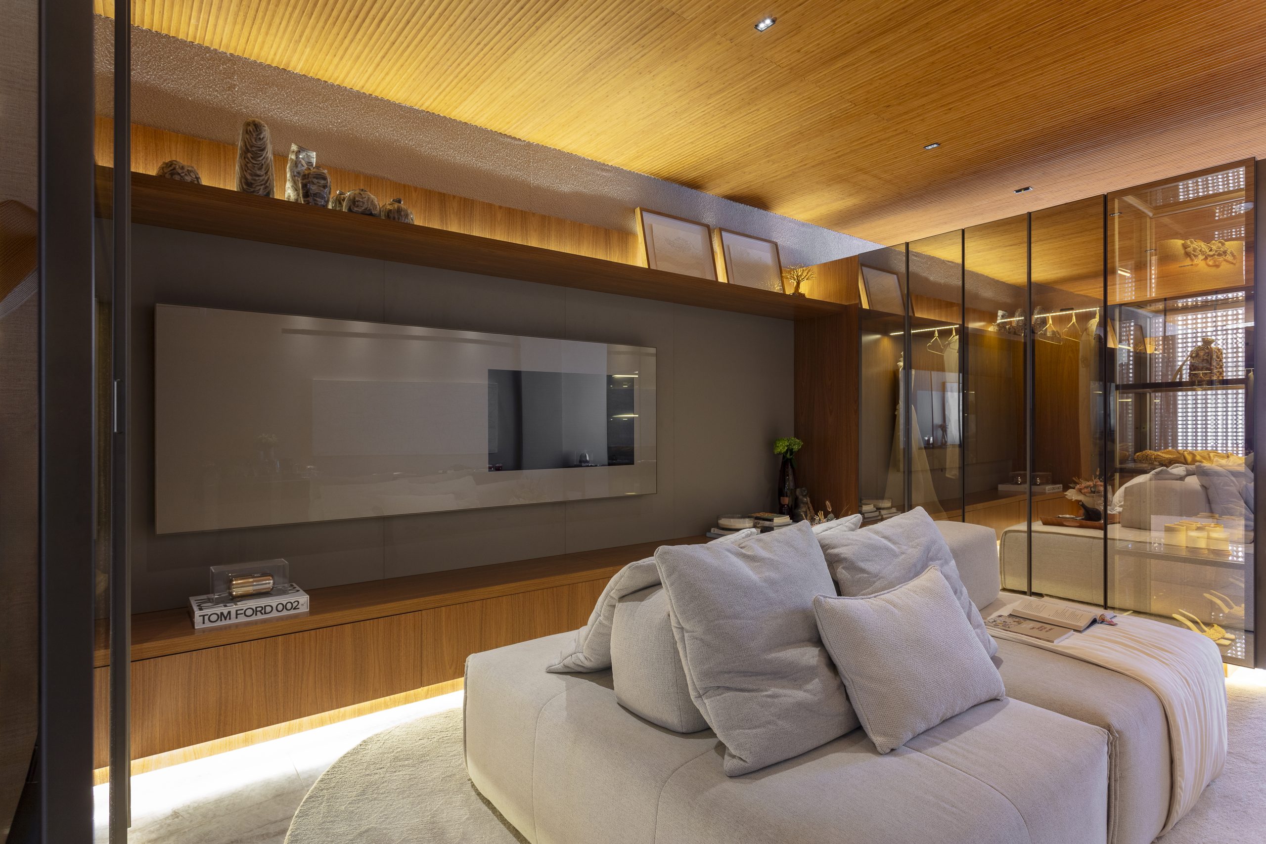 Suíte AMAR — refúgio que respira presença e liberdade ✨ Na Mostra Casas Conceito 2025, a arquiteta Adriane Lins apresenta um projeto que é poesia em forma de espaço: a Suíte AMAR. Mais do que um quarto, é um manifesto de afeto. Duas suítes que não separam, mas ampliam o encontro — permitindo que cada um mantenha seus próprios ritmos, sem perder a conexão essencial do viver a dois. Aqui, intimidade é traduzida em liberdade: um ambiente multifuncional que acolhe silêncio, criação, descanso ou companhia. Porque amar também é permitir respirar. Amar é ser inteiro, mesmo juntos. 💙 Mostra CasasConceito | Ambiente Suíte Amar | Salvador Bahia