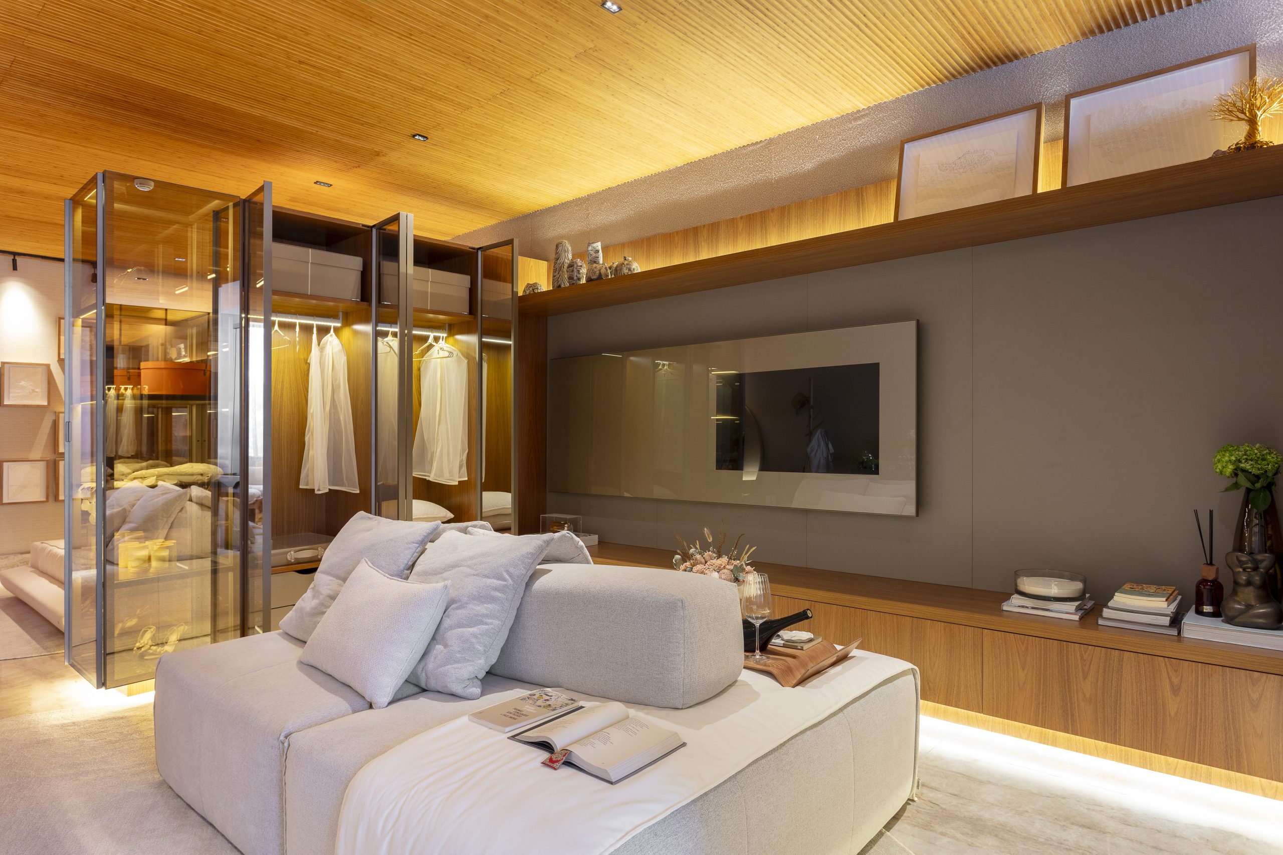 Suíte AMAR — refúgio que respira presença e liberdade ✨ Na Mostra Casas Conceito 2025, a arquiteta Adriane Lins apresenta um projeto que é poesia em forma de espaço: a Suíte AMAR. Mais do que um quarto, é um manifesto de afeto. Duas suítes que não separam, mas ampliam o encontro — permitindo que cada um mantenha seus próprios ritmos, sem perder a conexão essencial do viver a dois. Aqui, intimidade é traduzida em liberdade: um ambiente multifuncional que acolhe silêncio, criação, descanso ou companhia. Porque amar também é permitir respirar. Amar é ser inteiro, mesmo juntos. 💙 Mostra CasasConceito | Ambiente Suíte Amar | Salvador Bahia