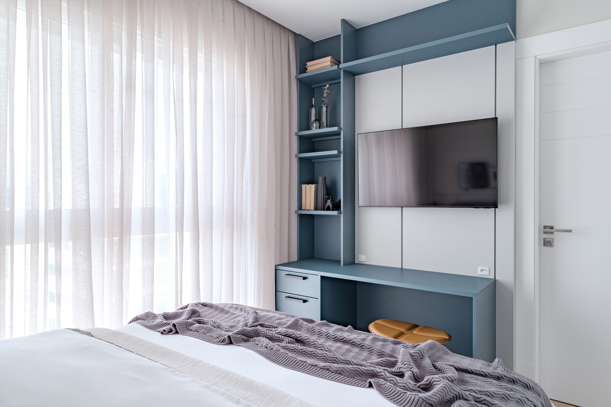 Dormitório Casal em tom de cinza com penteadeira escrivaninha no azul 