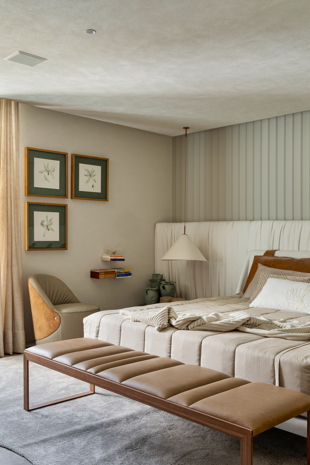 CasaCor Bahia 2025 - Suite Bruma - dormitório casal com closet e penteadeira suspensa. 