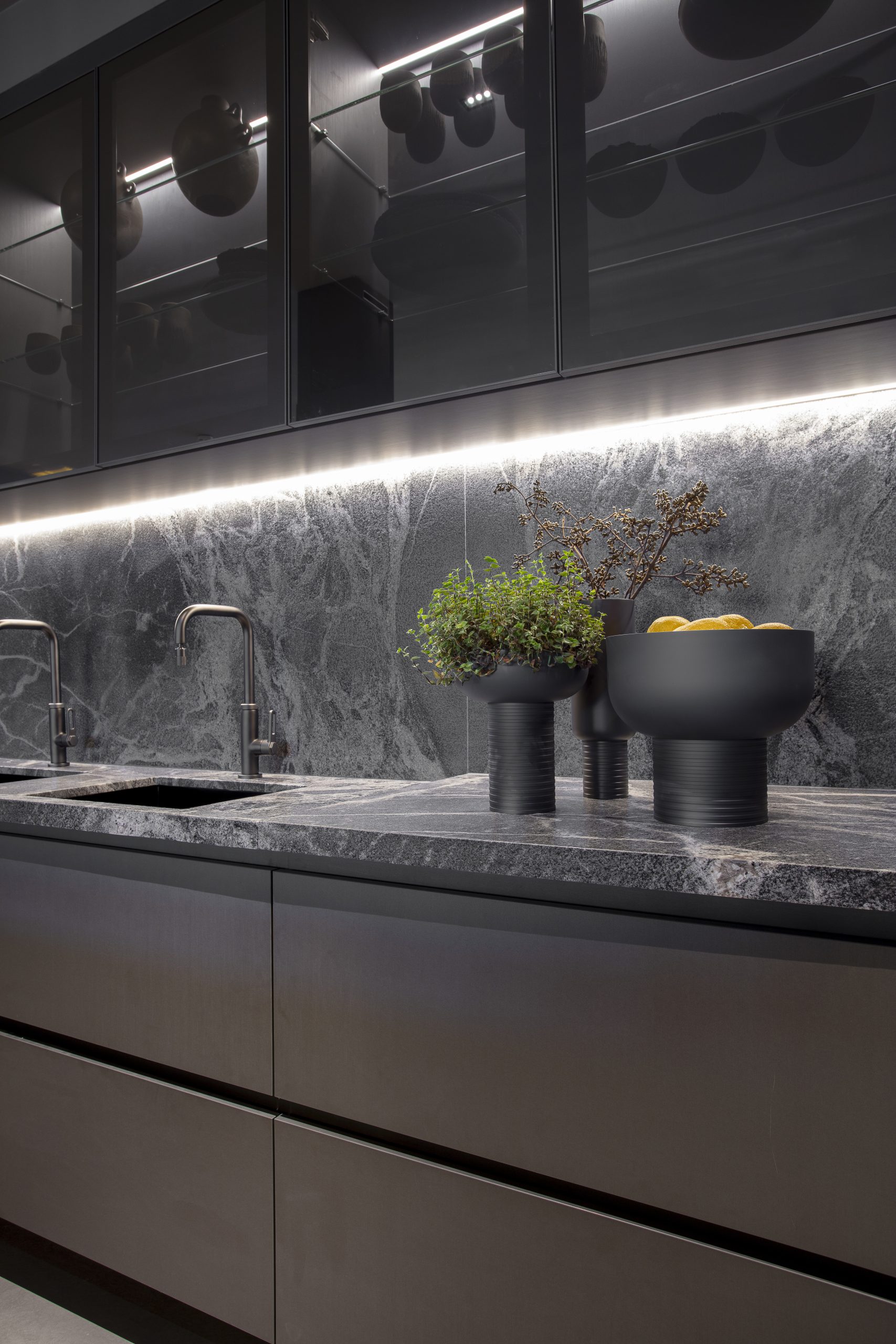 Um espaço para viver encontros, sabores e memórias. ✨ O Spot Lounge Gourmet, assinado pelo arquiteto Flávio Moura na mostra CasasConceito, traz a inspiração dos lofts de Londres e Nova York em um ambiente que une afeto, autenticidade e design sofisticado. A cozinha integrada é o coração do projeto: funcional e acolhedora, transforma momentos em experiências inesquecíveis. 🍷 👉 Descubra como a Finger valoriza cada detalhe para criar ambientes que celebram o viver. Mostra CasasConceito | Ambiente Lounge Gourmet | Salvador Bahia