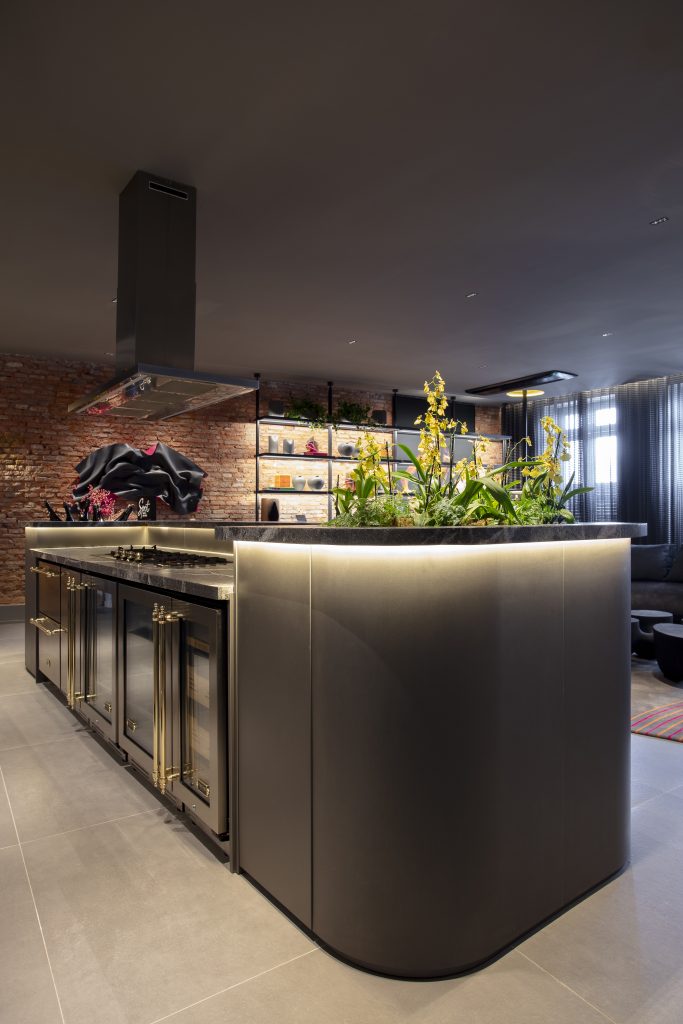 Um espaço para viver encontros, sabores e memórias. ✨ O Spot Lounge Gourmet, assinado pelo arquiteto Flávio Moura na mostra CasasConceito, traz a inspiração dos lofts de Londres e Nova York em um ambiente que une afeto, autenticidade e design sofisticado. A cozinha integrada é o coração do projeto: funcional e acolhedora, transforma momentos em experiências inesquecíveis. 🍷 👉 Descubra como a Finger valoriza cada detalhe para criar ambientes que celebram o viver. Mostra CasasConceito | Ambiente Lounge Gourmet | Salvador Bahia