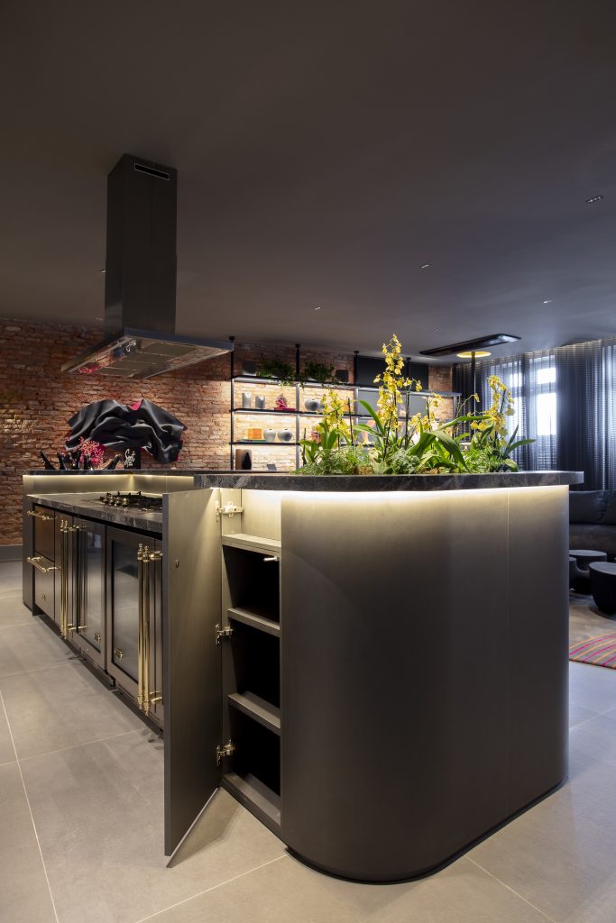 Um espaço para viver encontros, sabores e memórias. ✨ O Spot Lounge Gourmet, assinado pelo arquiteto Flávio Moura na mostra CasasConceito, traz a inspiração dos lofts de Londres e Nova York em um ambiente que une afeto, autenticidade e design sofisticado. A cozinha integrada é o coração do projeto: funcional e acolhedora, transforma momentos em experiências inesquecíveis. 🍷 👉 Descubra como a Finger valoriza cada detalhe para criar ambientes que celebram o viver. Mostra CasasConceito | Ambiente Lounge Gourmet | Salvador Bahia