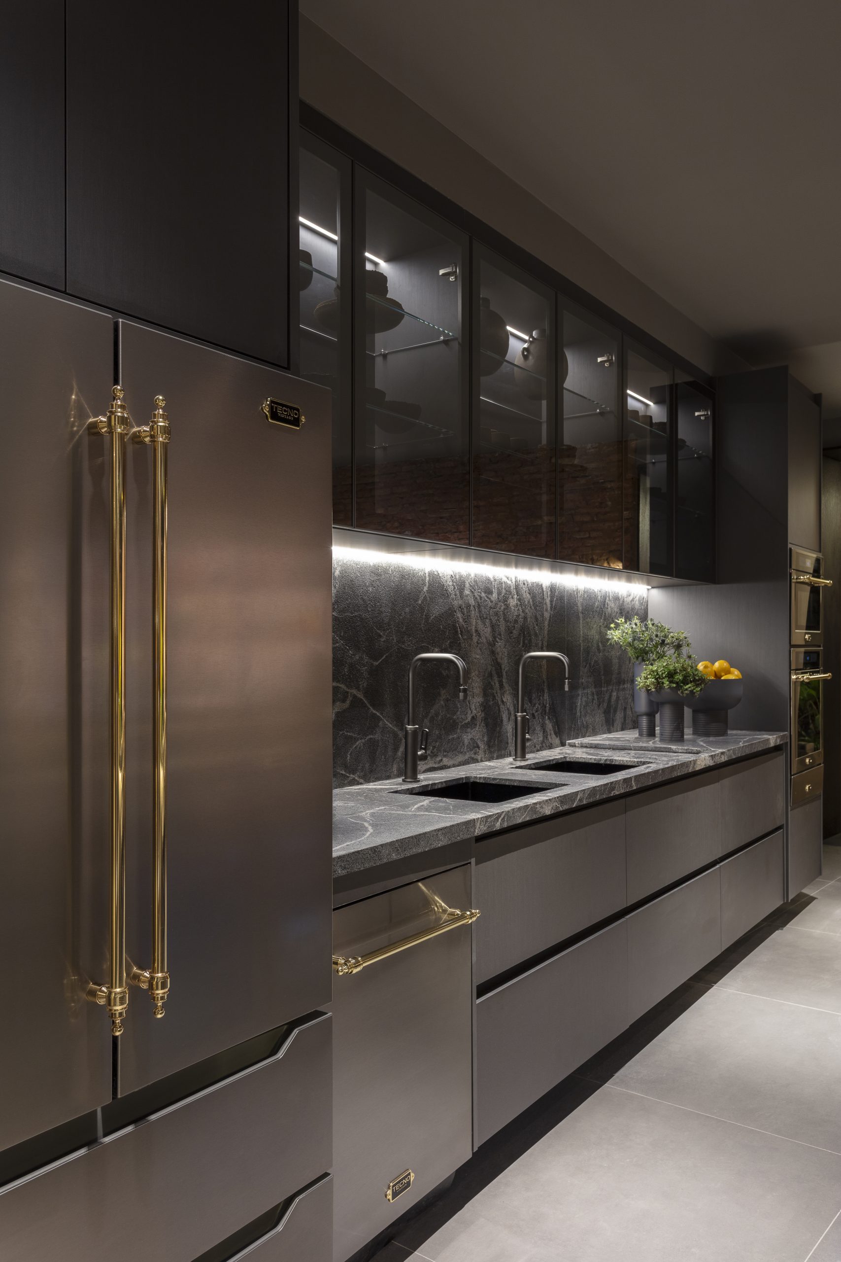 Um espaço para viver encontros, sabores e memórias. ✨ O Spot Lounge Gourmet, assinado pelo arquiteto Flávio Moura na mostra CasasConceito, traz a inspiração dos lofts de Londres e Nova York em um ambiente que une afeto, autenticidade e design sofisticado. A cozinha integrada é o coração do projeto: funcional e acolhedora, transforma momentos em experiências inesquecíveis. 🍷 👉 Descubra como a Finger valoriza cada detalhe para criar ambientes que celebram o viver. Mostra CasasConceito | Ambiente Lounge Gourmet | Salvador Bahia