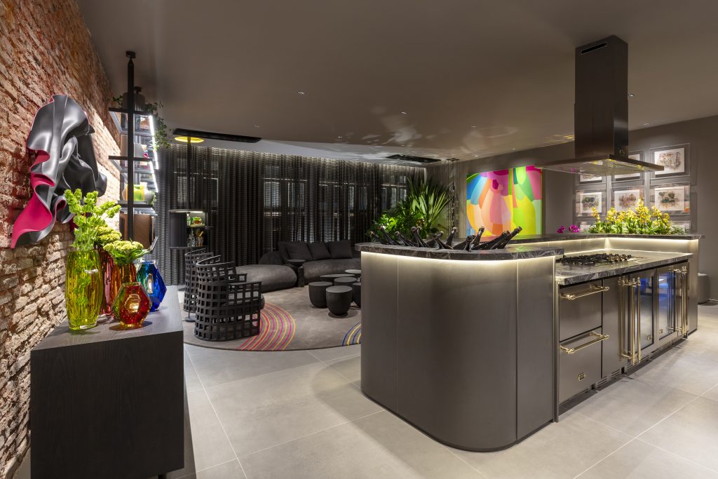 Um espaço para viver encontros, sabores e memórias. ✨ O Spot Lounge Gourmet, assinado pelo arquiteto Flávio Moura na mostra CasasConceito, traz a inspiração dos lofts de Londres e Nova York em um ambiente que une afeto, autenticidade e design sofisticado. A cozinha integrada é o coração do projeto: funcional e acolhedora, transforma momentos em experiências inesquecíveis. 🍷 👉 Descubra como a Finger valoriza cada detalhe para criar ambientes que celebram o viver. Mostra CasasConceito | Ambiente Lounge Gourmet | Salvador Bahia